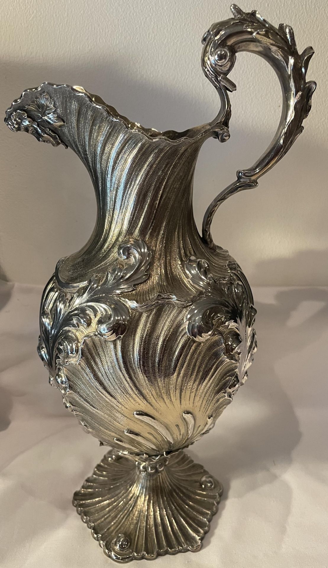 AN ORNATE 1830 HALLMARKED LONDON SILVER CLARET JUG, MAKER CHARLES FOX II GROSS WEIGHT 878 GRAMS - Image 3 of 18