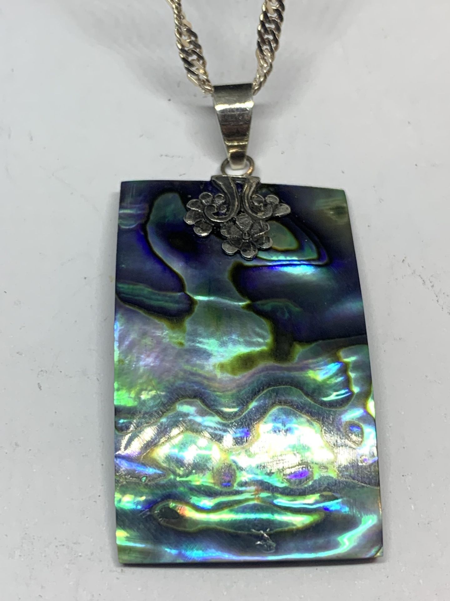 A SILVER MOTHER OF PEARL BOXED NECKLACE - Image 2 of 3
