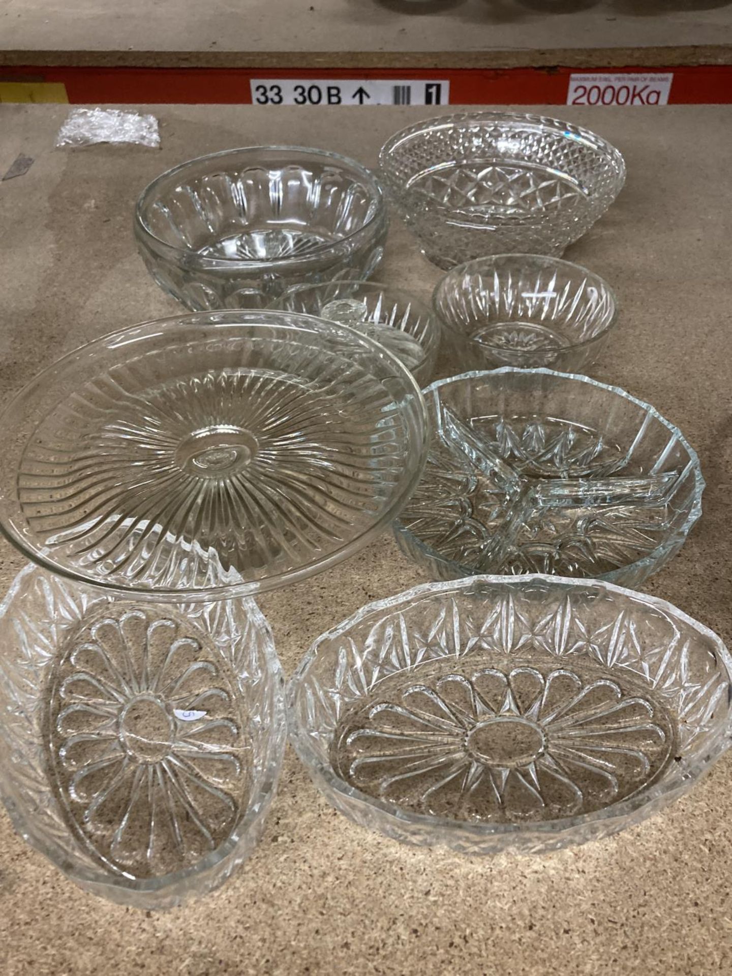 A GROUP OF VINTAGE GLASS BOWLS ETC - Bild 2 aus 4