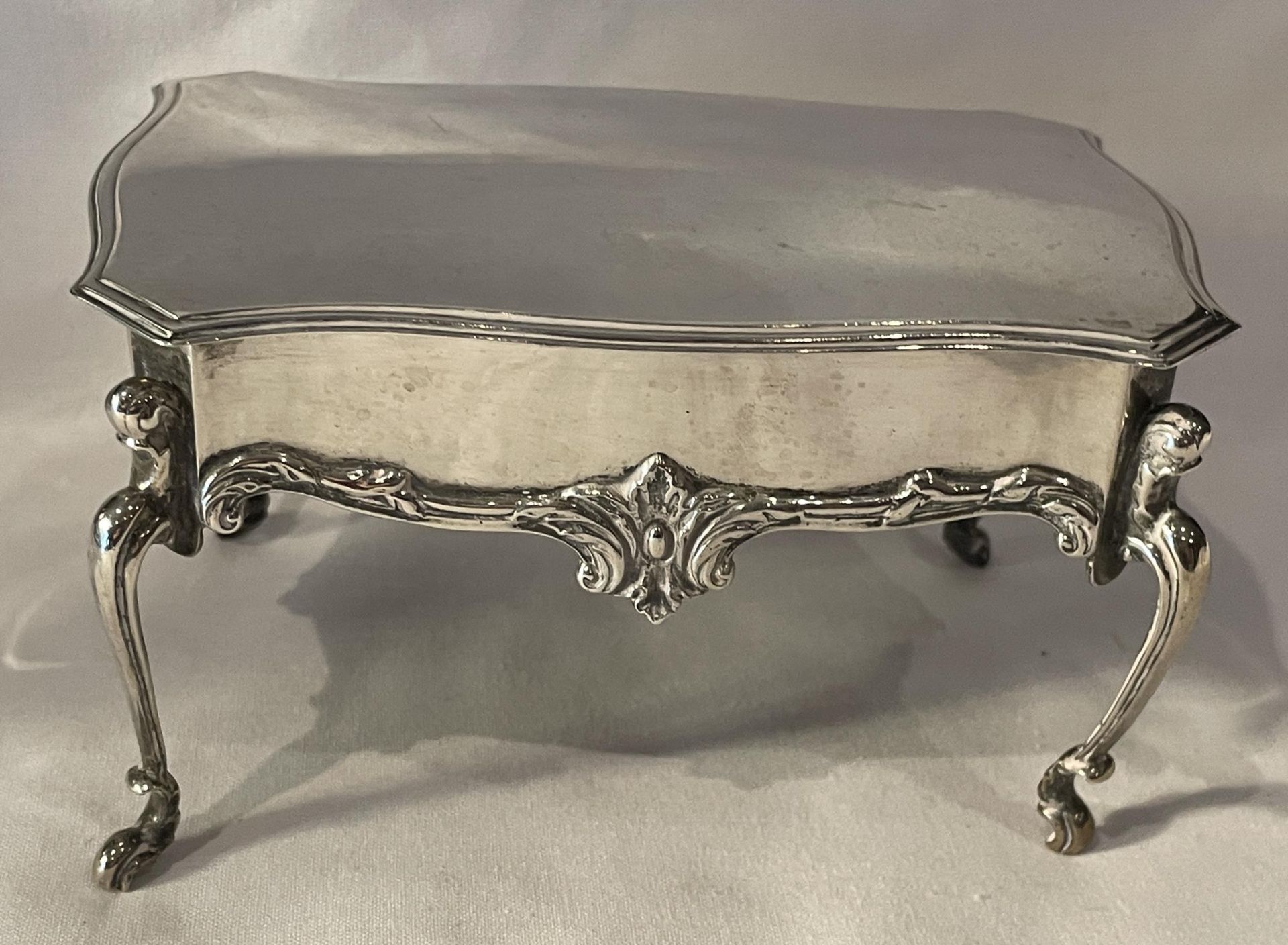 AN EDWARD VII 1904 HALLMARKED LONDON SILVER ORNATE FOUR LEGGED TRINKET BOX WITH BLUE LINER, MAKER - Image 2 of 18