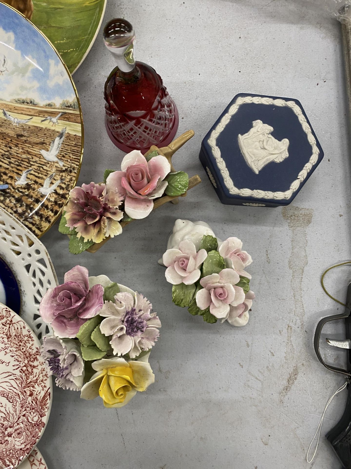 A QUANTITY OF CABINET PLATES, FLOWER POSIES, A WEDGWOOD JASPERWARE TRINKET BOX AND A CRANBERRY GLASS - Image 4 of 5