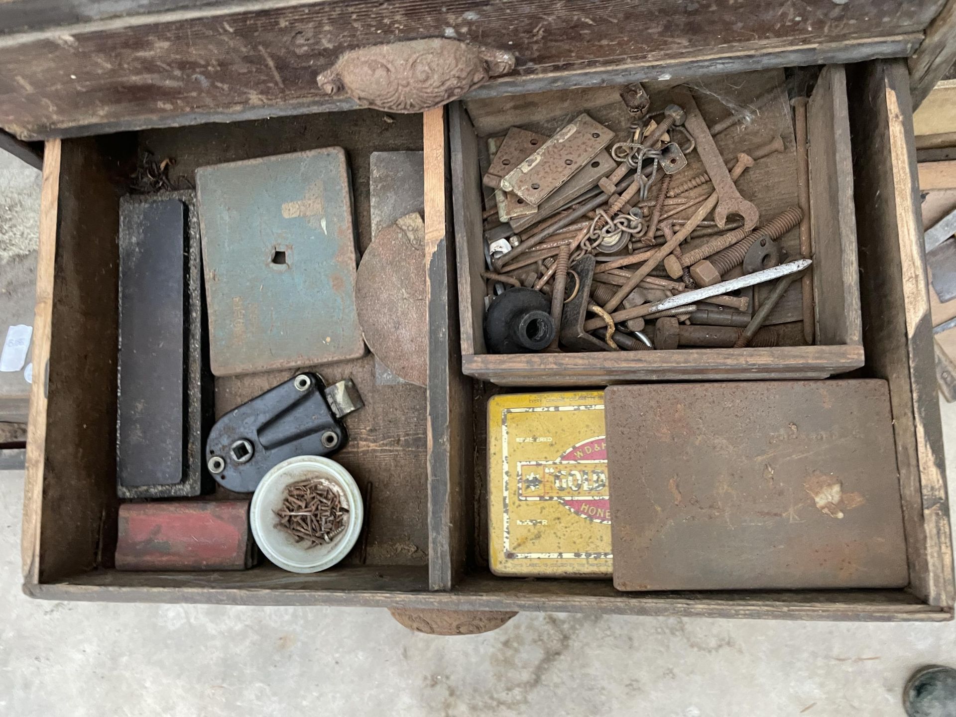 A VINTAGE PINE EIGHT DRAWER CHEST WITH AN ASSORTMENT OF VINTAGE HARDWARE ETC - Bild 7 aus 8