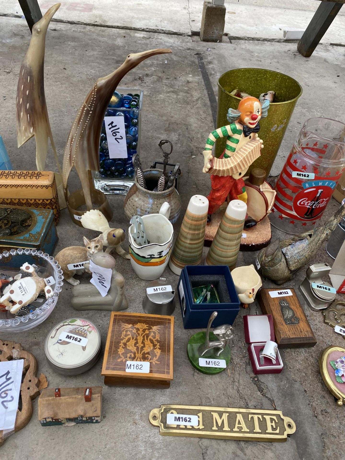 AN ASSORTMENT OF ITEMS TO INCLUDE A CHEESE DISH, FIGURES AND BOWLS ETC - Bild 3 aus 4