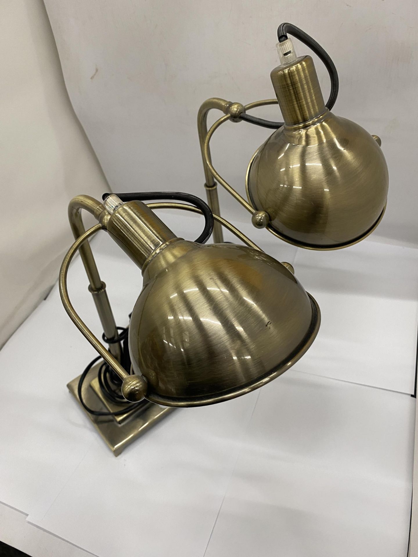A PAIR OF BRASS TABLE LAMPS, HEIGHT 35CM - Image 2 of 3