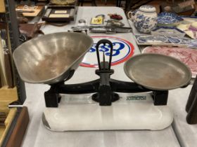 A SET OF VINTAGE AVERY SCALES