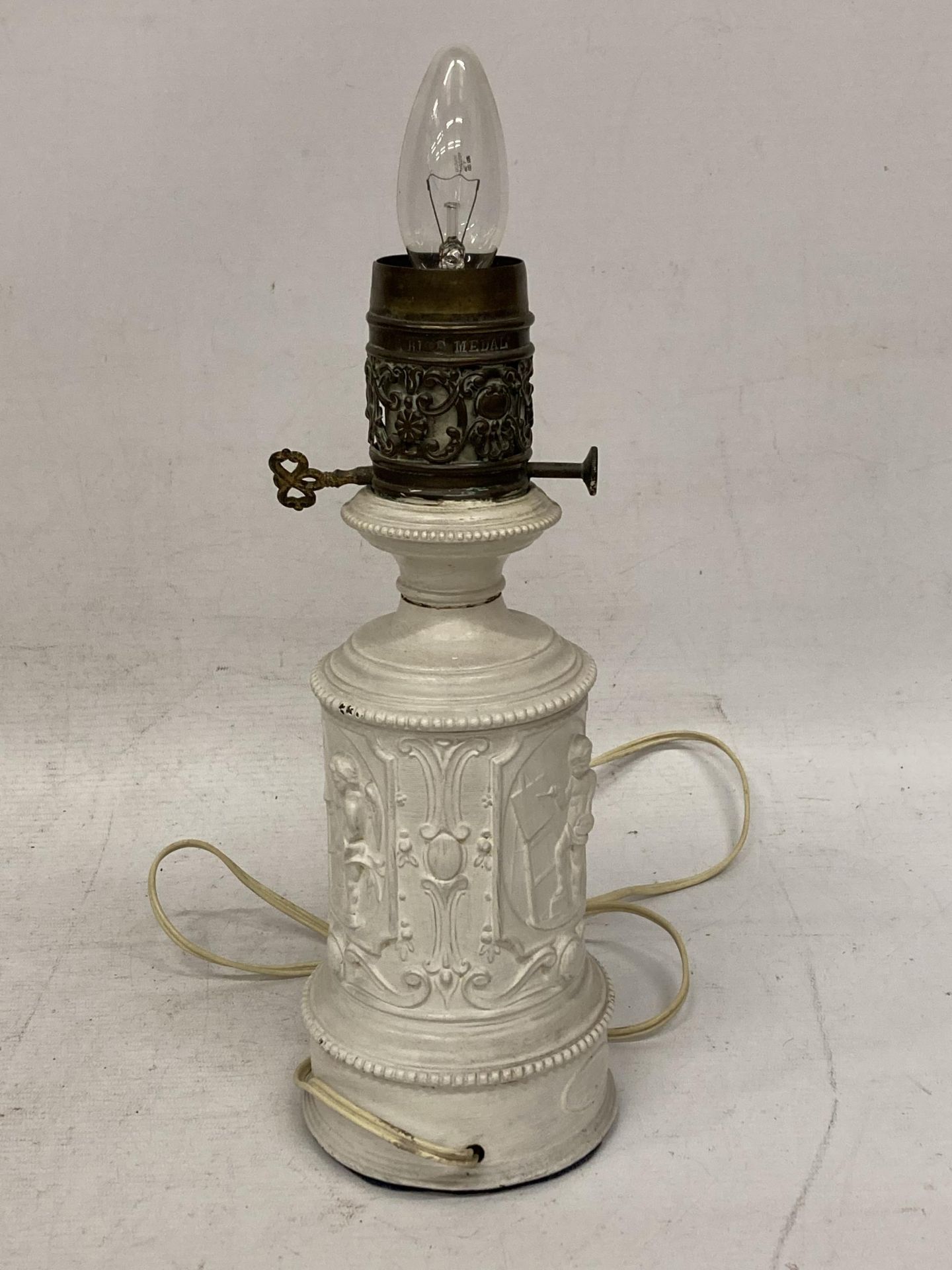 A WHITE PAINTED L.HADROT FRENCH TABLE LAMP - Image 3 of 4