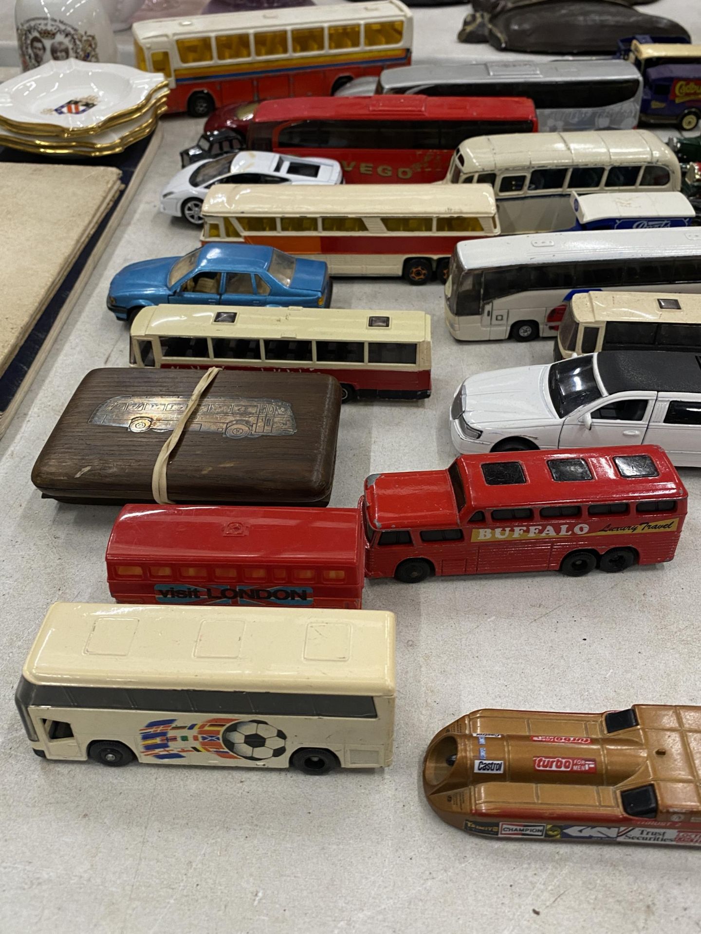 A LARGE QUANTITY OF VINTAGE DIE-CAST CARS AND VEHICLES TO INCLUDE LLEDO, ETC - Image 2 of 3