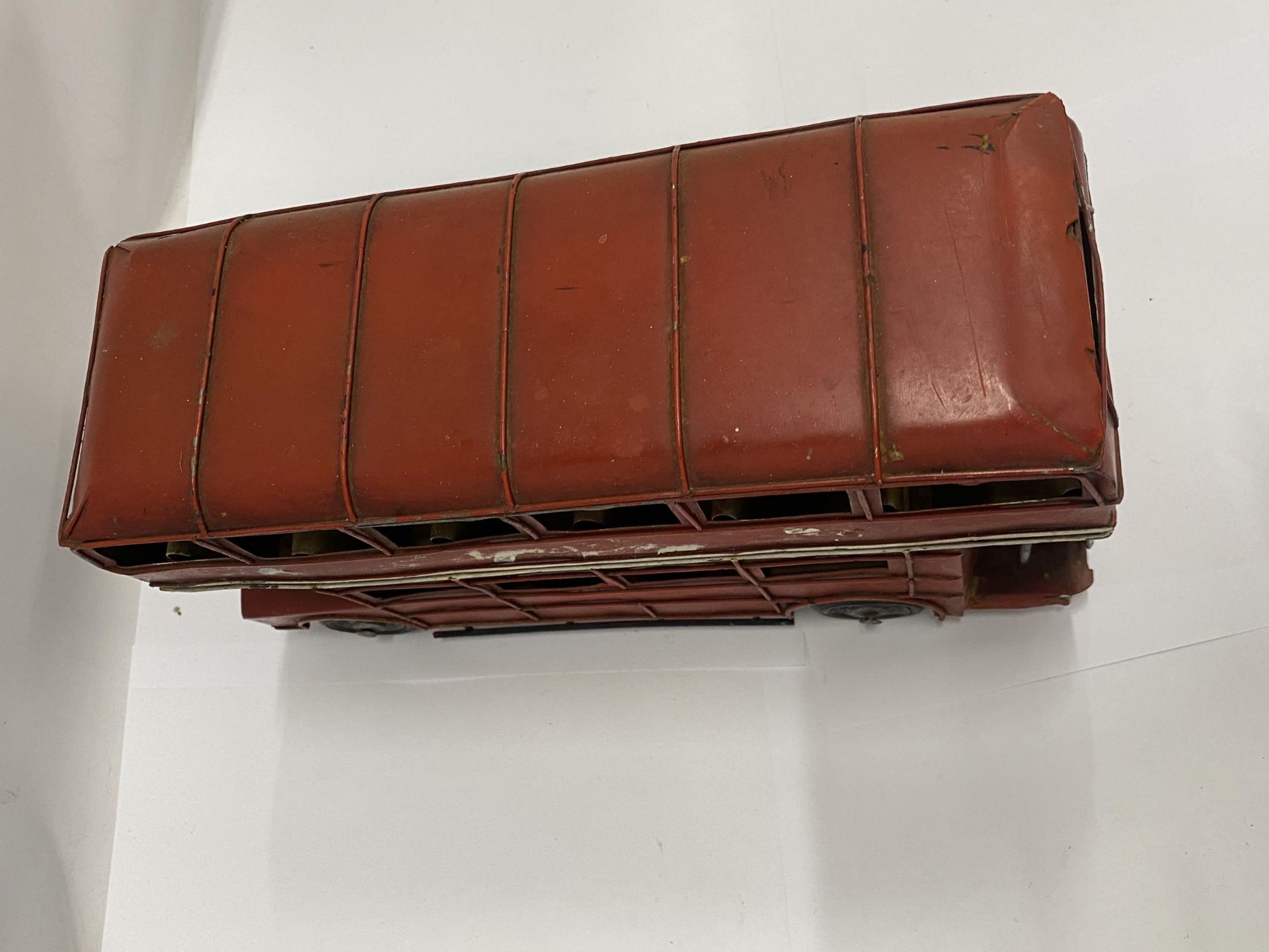 A LONDON TIN PLATE RED DOUBLE DECKER BUS, HEIGHT 17CM, LENGTH 30CM - Image 3 of 4