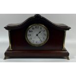 A MAHOGANY MANTLE CLOCK WITH BRASS COLUMNS AND FEET WITH JAPE FRERES MOVEMENT, 19 X 28 CM