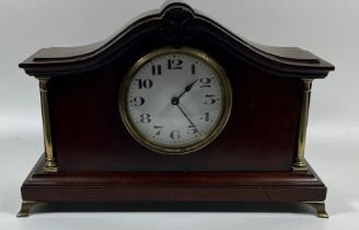 A MAHOGANY MANTLE CLOCK WITH BRASS COLUMNS AND FEET WITH JAPE FRERES MOVEMENT, 19 X 28 CM