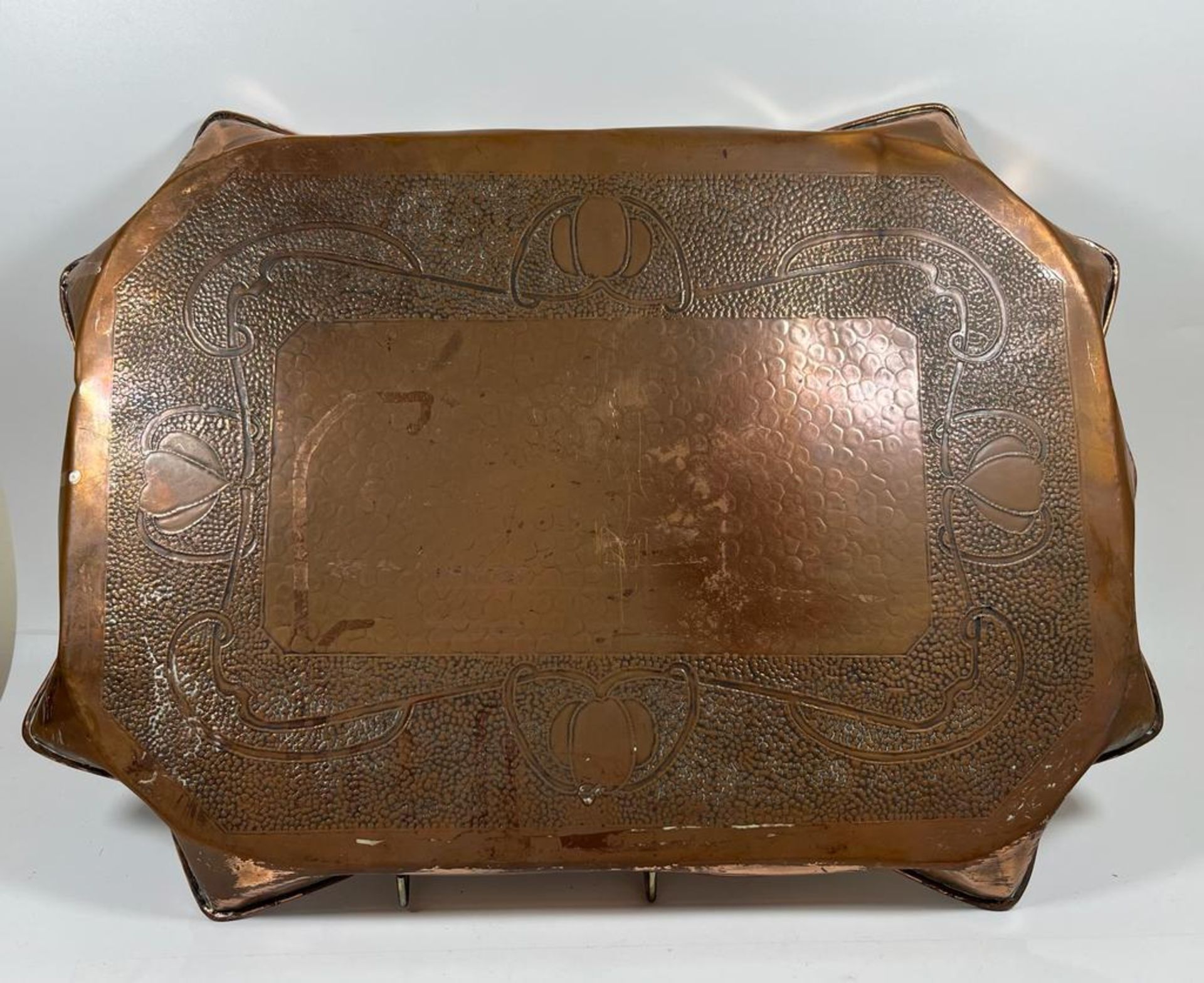 A LARGE ARTS AND CRAFTS COPPER TRAY WITH FLORAL DESIGN, DIAMETER 42 CM - Image 2 of 4