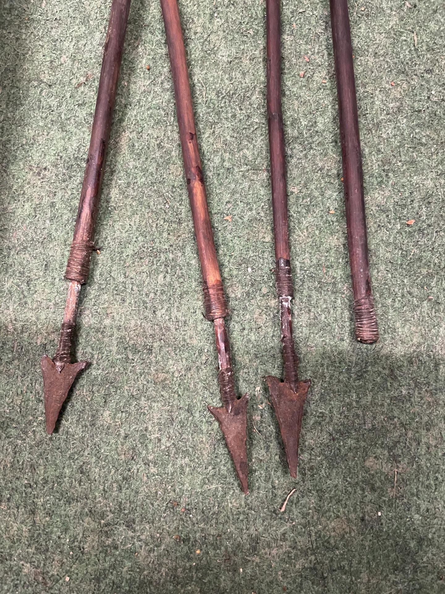 AN ANTIQUE MASSAI BOW, QUIVER AND FOUR ARROWS (ONE WITH HEAD DETACHED BUT PRESENT) C1840 - Image 3 of 4