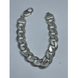 A HEAVY MARKED SILVER FLAT LINK BRACELET LENGTH 19 CM WEIGHT 45.4 GRAMS