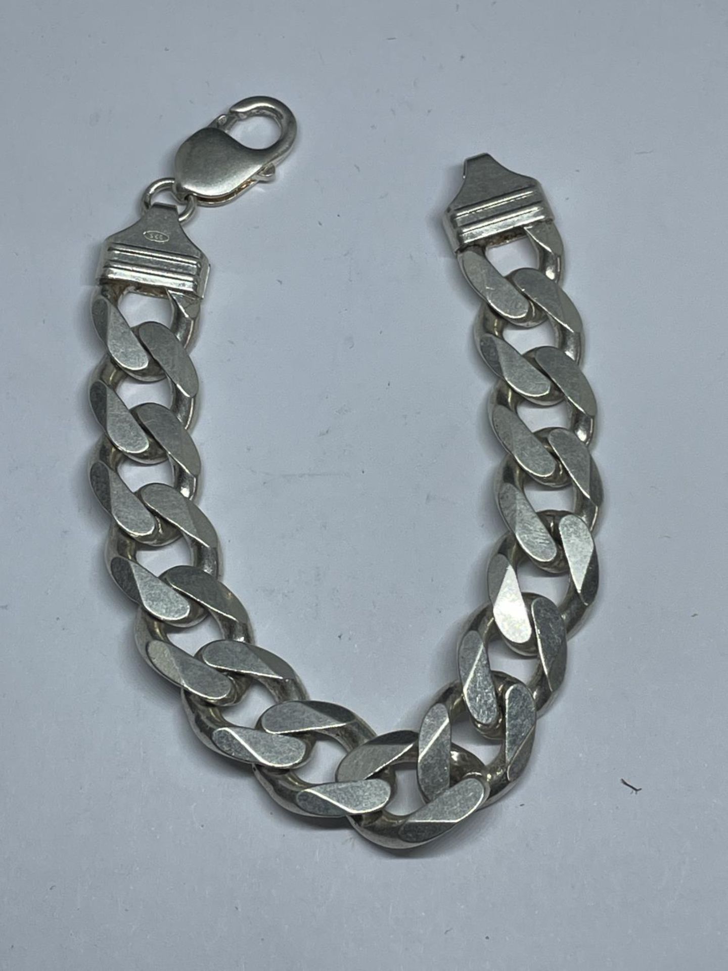 A HEAVY MARKED SILVER FLAT LINK BRACELET LENGTH 19 CM WEIGHT 45.4 GRAMS