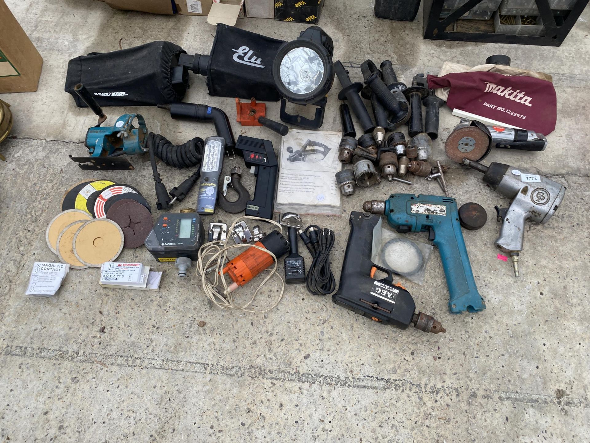 AN ASSORTMENT OF ITEMS TO INCLUDE COMPRESSOR TOOLS, TORCHES AND DRILL CHUCKS ETC