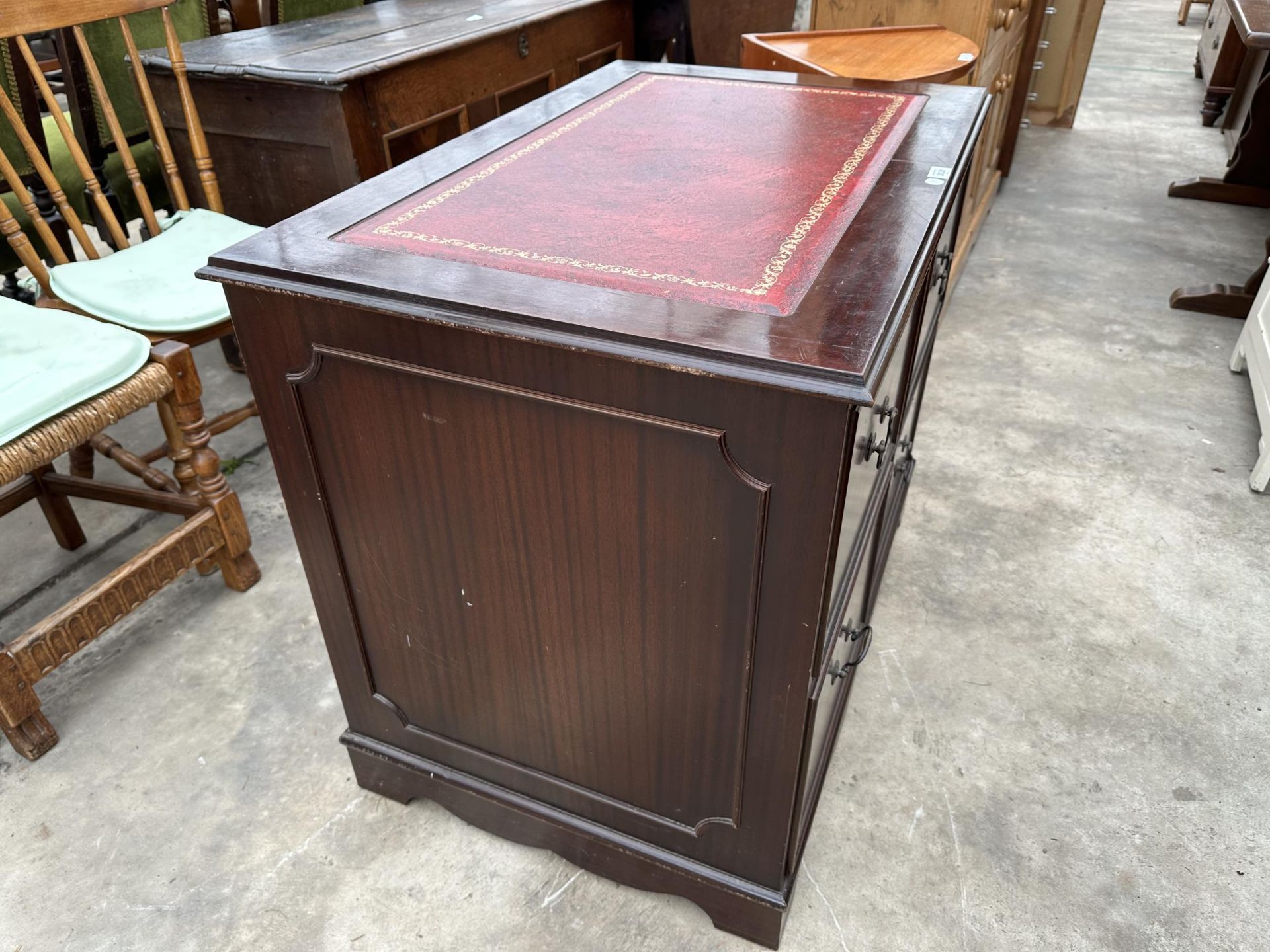 A MAHOGANY AND RED LEATHER TOPPED FOUR DRAWER CABINET - Image 5 of 5