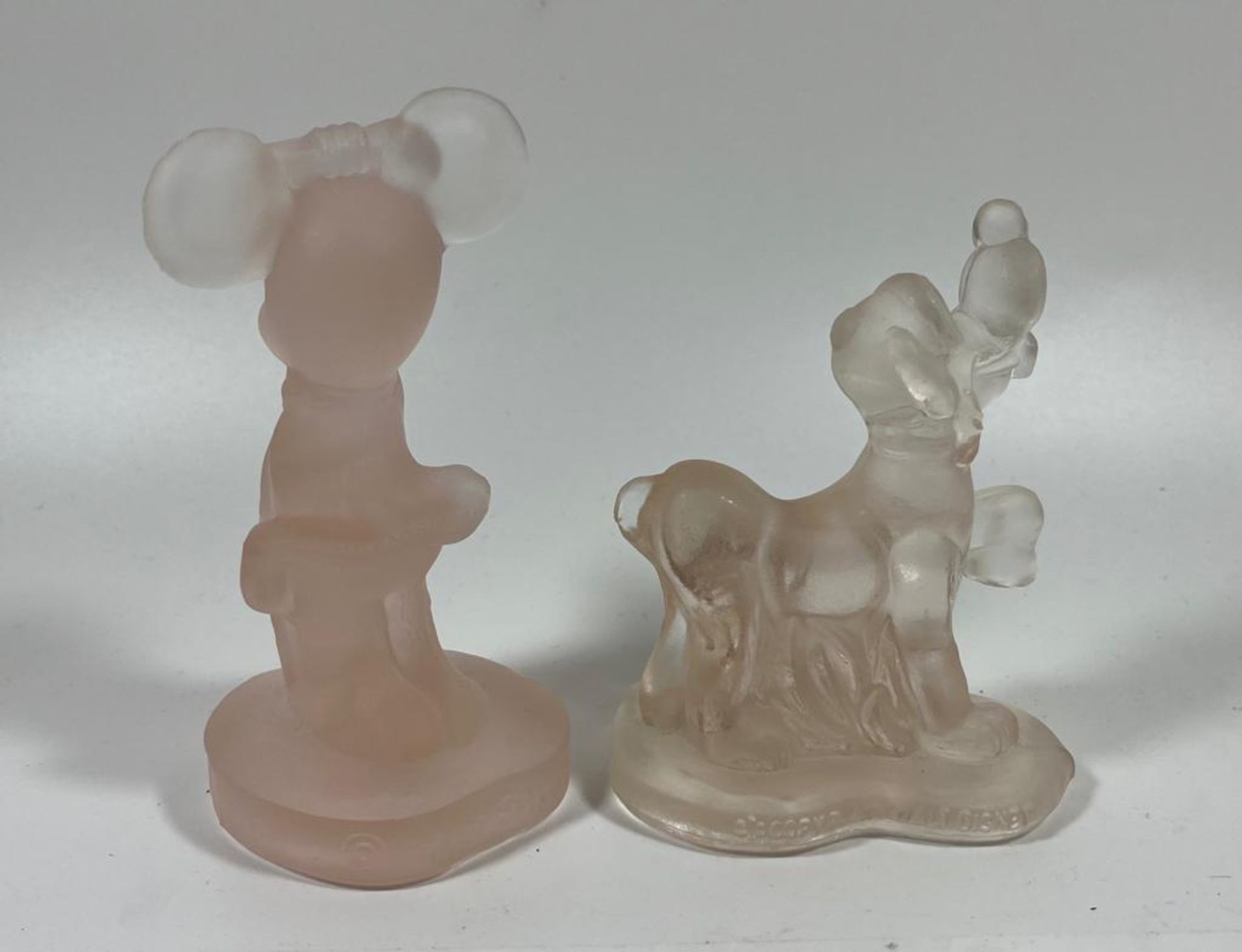 TWO VINTAGE WALT DISNEY PRODUCTIONS PINK FROSTED GLASS FIGURES - MINNIE MOUSE & PLUTO - Bild 2 aus 3