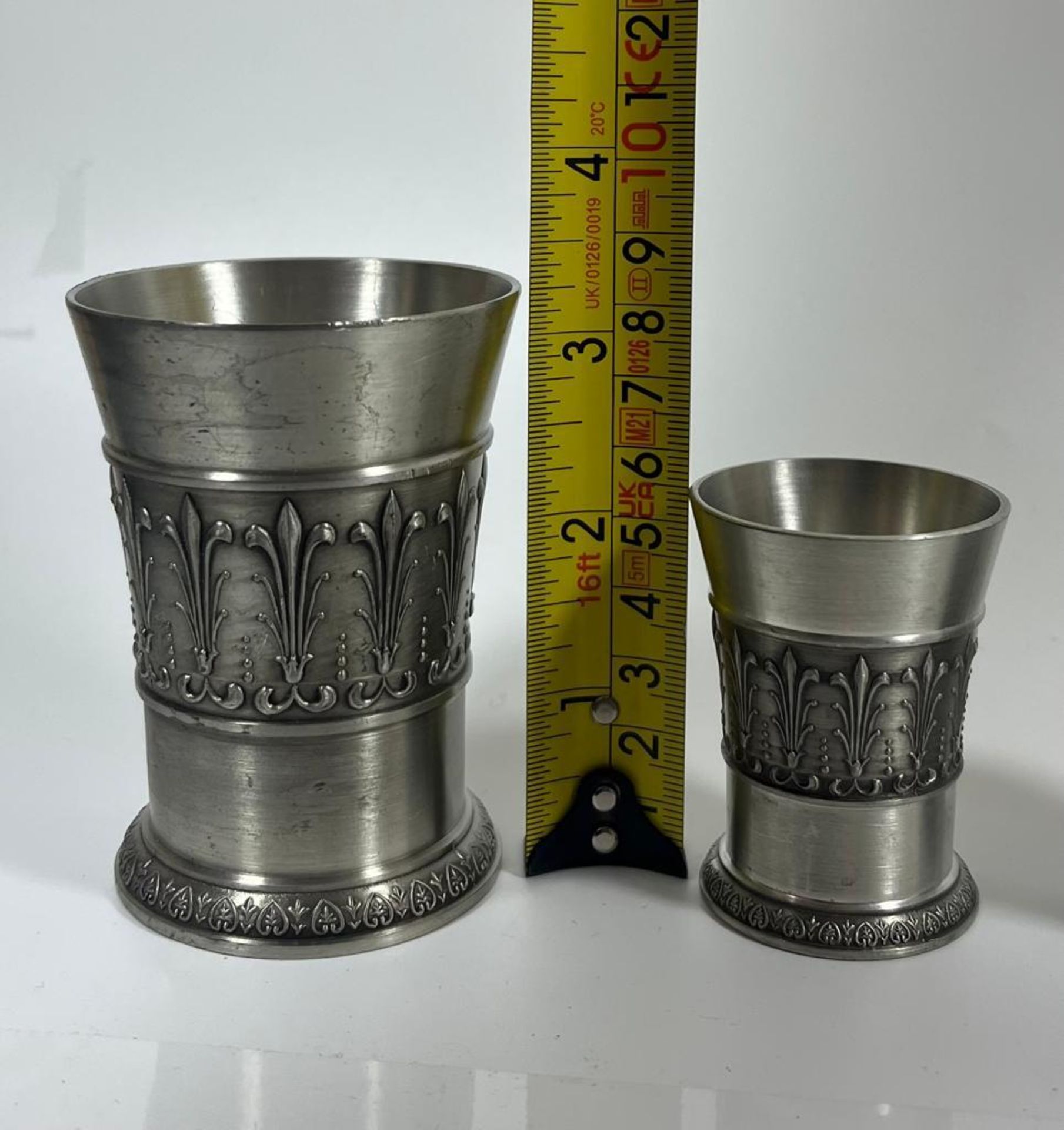 A SET OF FOUR SKS ZINN 95% PEWTER DRINKING GLASSES, HEIGHT OF LARGEST PAIR 9 CM - Bild 5 aus 5
