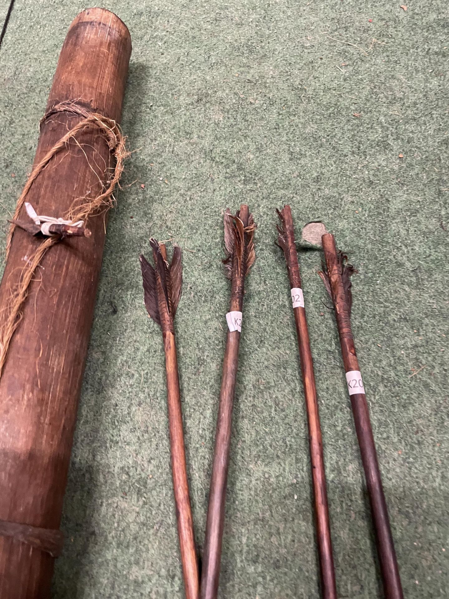 AN ANTIQUE MASSAI BOW, QUIVER AND FOUR ARROWS (ONE WITH HEAD DETACHED BUT PRESENT) C1840 - Image 2 of 4