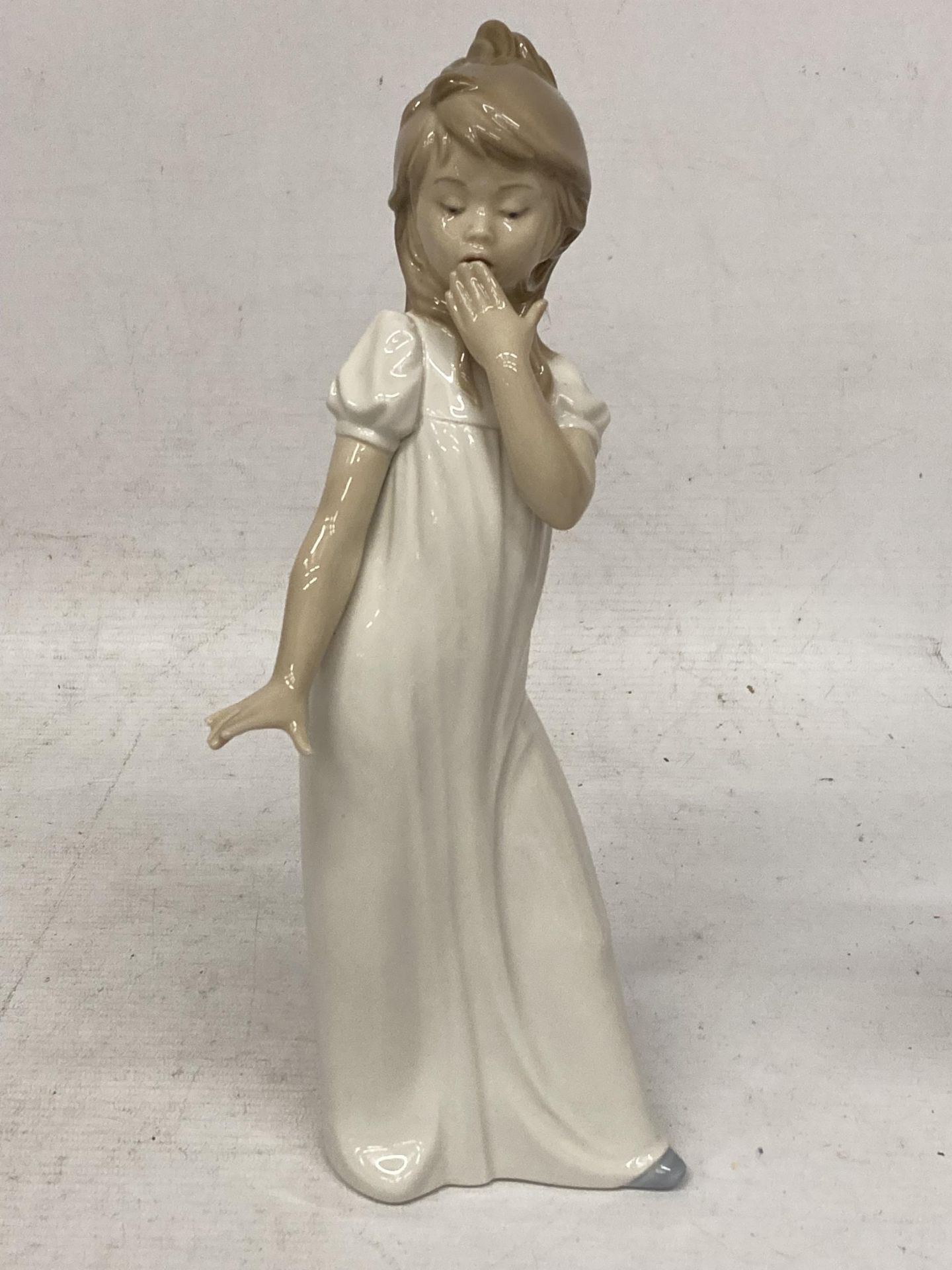 A NAO LLADRO FIGURE OF A GIRL YAWNING