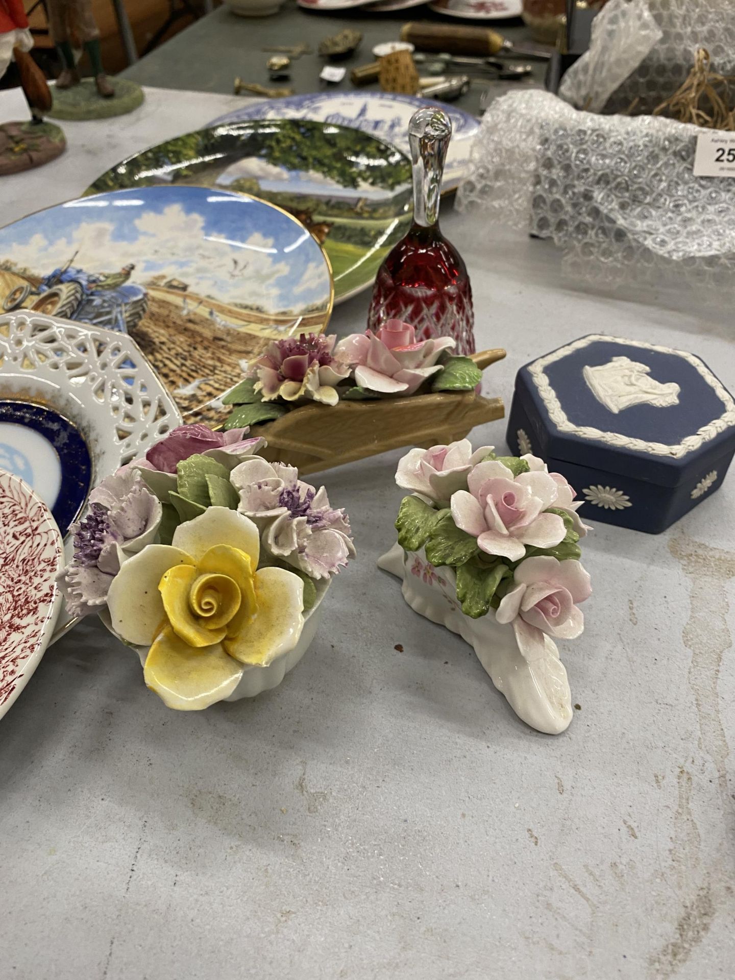 A QUANTITY OF CABINET PLATES, FLOWER POSIES, A WEDGWOOD JASPERWARE TRINKET BOX AND A CRANBERRY GLASS - Image 5 of 5