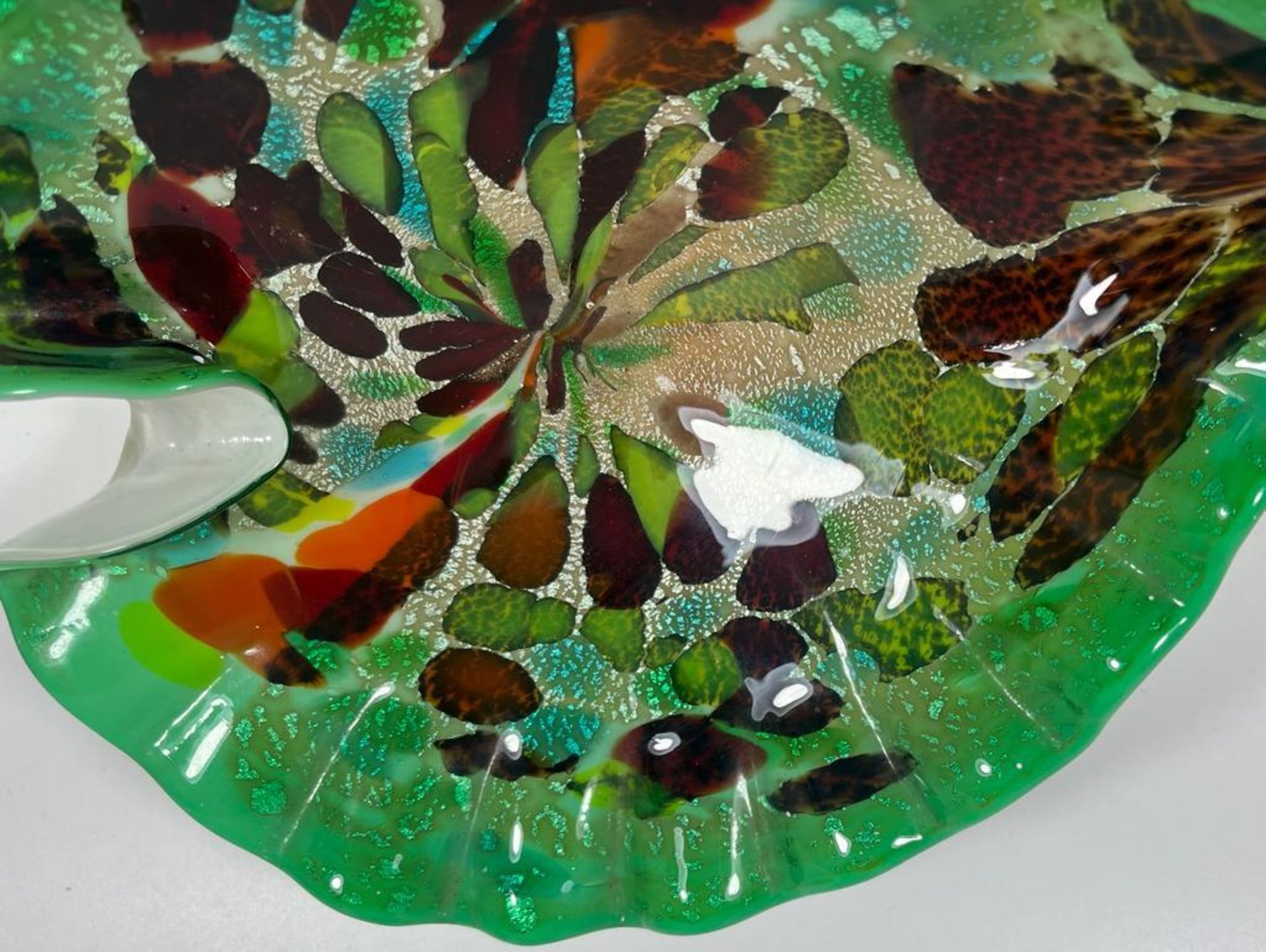 A VINTAGE 1950'S MURANO GREEN ART GLASS TUTTI FRUTTI FLECK TEARDROP BOWL, LENGTH 26CM - Bild 2 aus 4