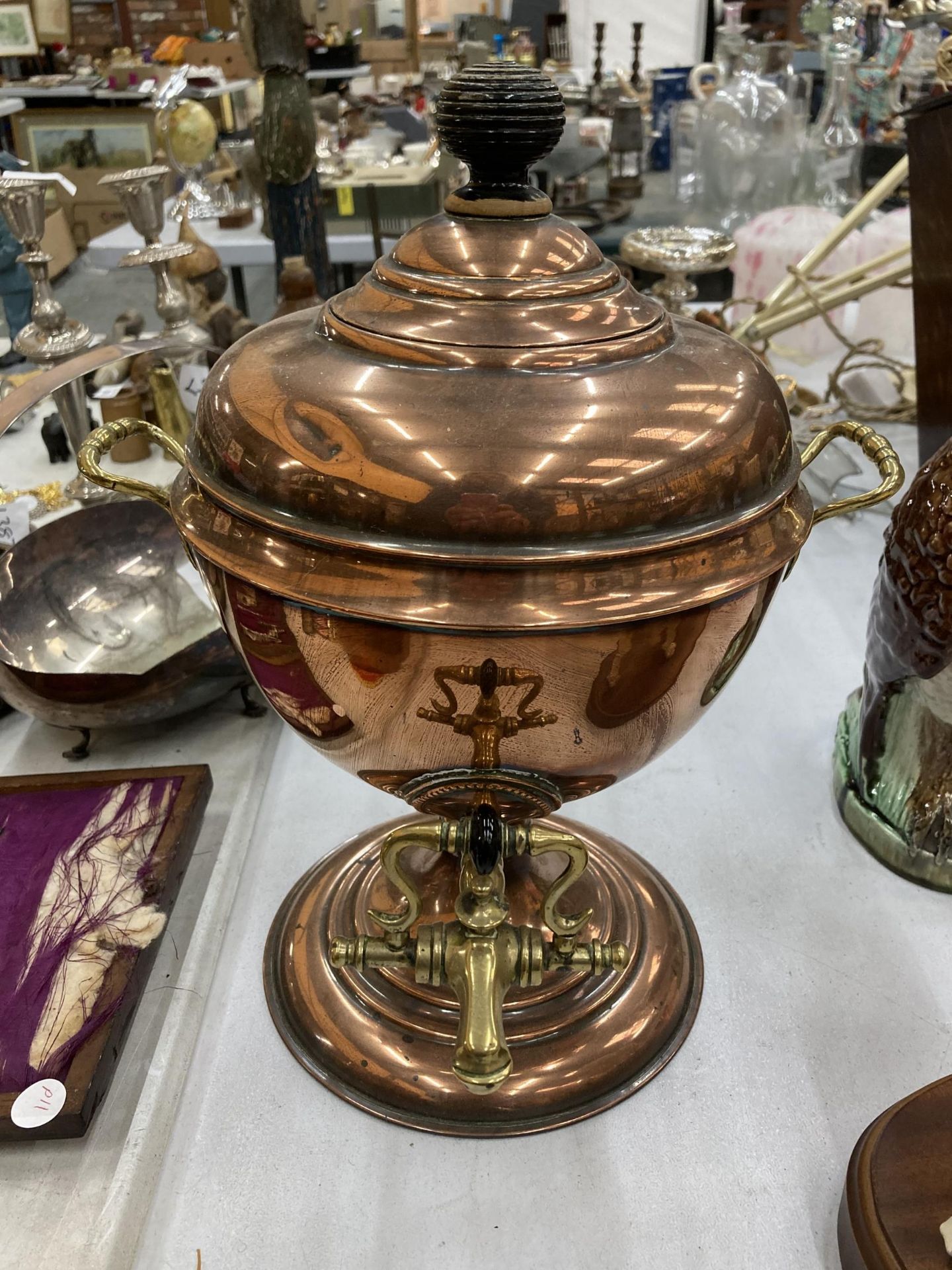 A LARGE VINTAGE COPPER KETTLE WITH ACORN FINIAL, COPPER TEA URN AND WALL POCKET - Image 4 of 4