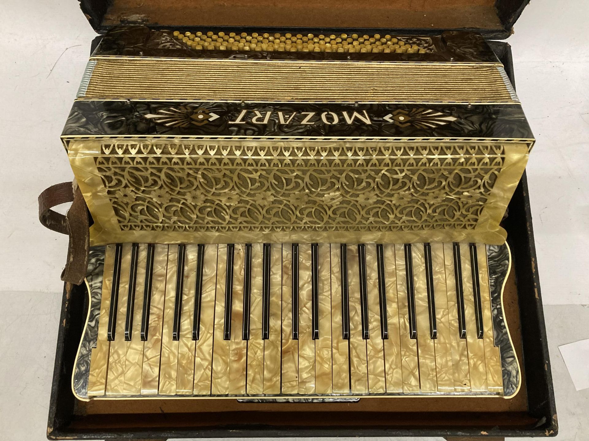 A VINTAGE CASED MOZART ACCORDION WITH INLAID DESIGN - Bild 2 aus 4