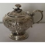 A GEORGE III 1817 HALLMARKED LONDON SILVER BULBOUS LIDDED POT WITH HANDLE AND BLUE GLASS LINER,