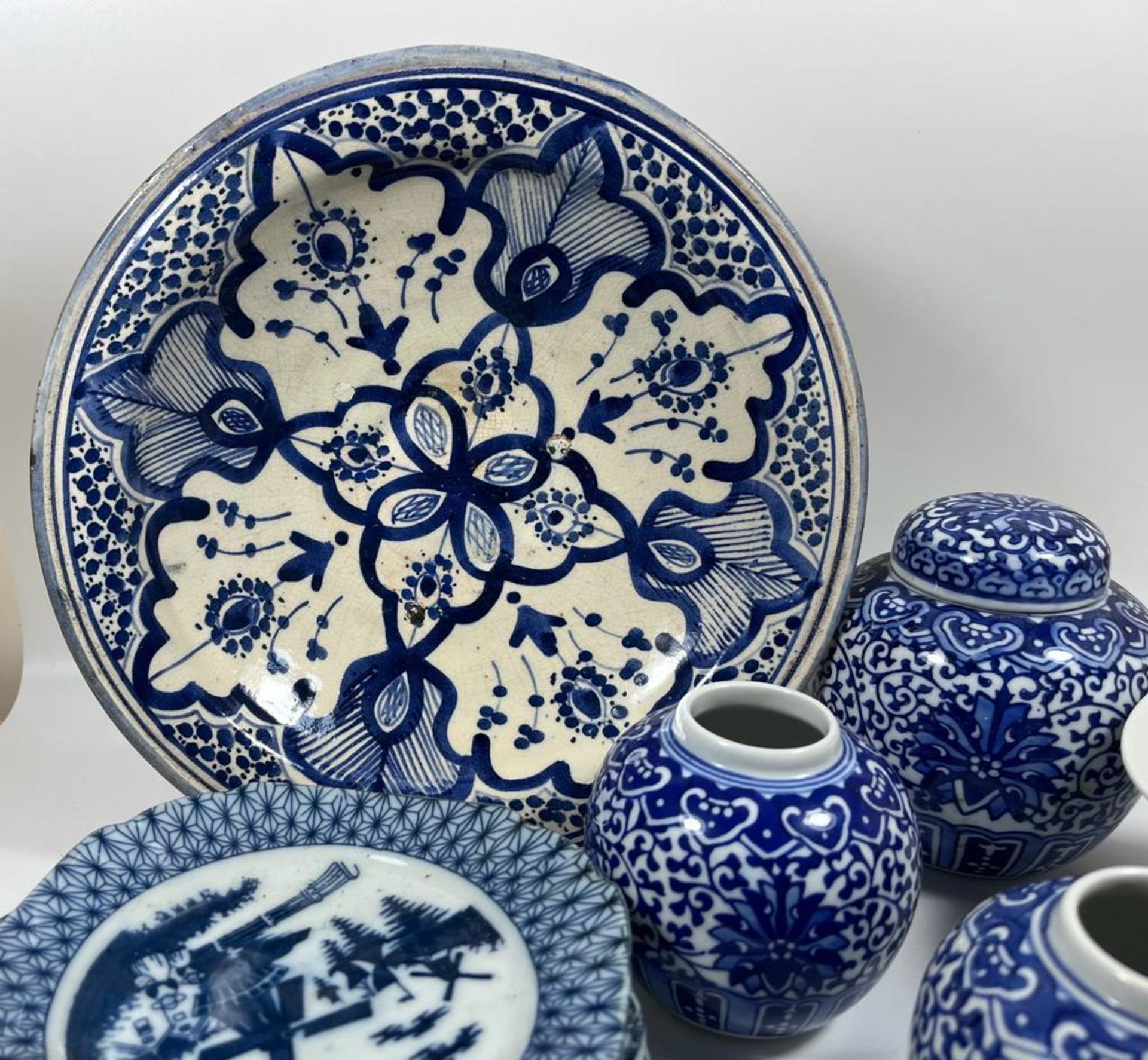 A COLLECTION OF ORIENTAL BLUE AND WHITE PORCELAIN ITEMS TO INCLUDE LARGE IZNIC STYLE PERSIAN DISH, - Image 2 of 5