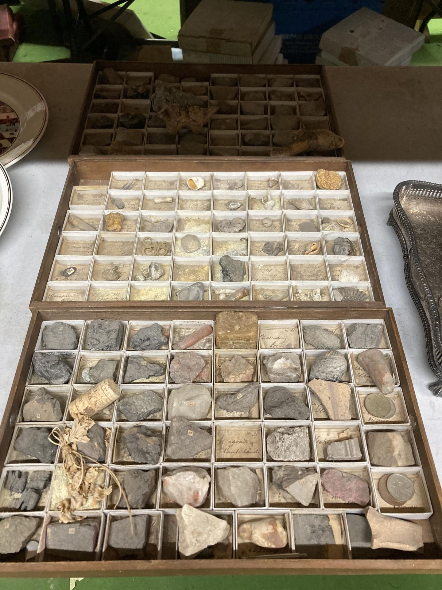 A GROUP OF THREE TRAYS OF ASSORTED ROCKS AND FURTHER GEOLOGY RELATED ITEMS
