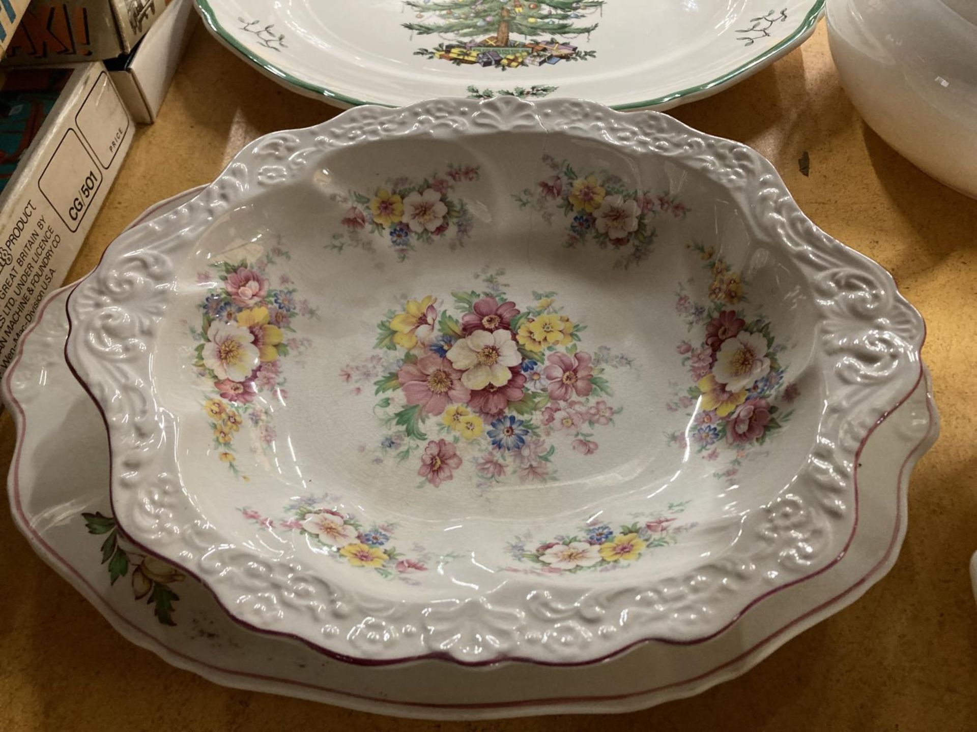 A LARGE SPODE 'CHRISTMAS TIME' PLATTER, SERVING TUREENS, SERVING PLATE, ETC - Image 4 of 6