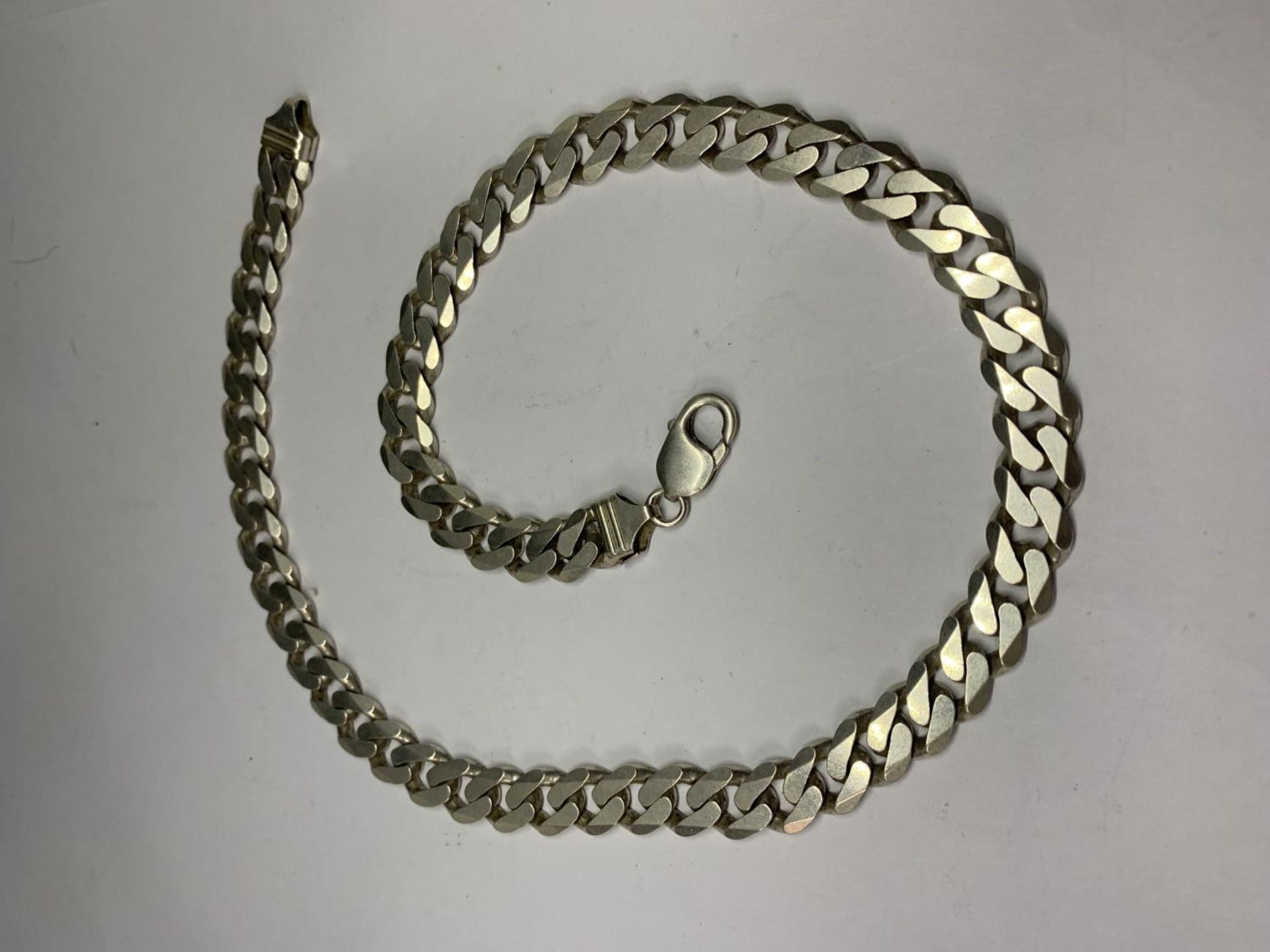 A HEAVY MARKED SILVER FLAT LINK NECKLACE LENGTH 51 CM WEIGHT 85.5 GRAMS