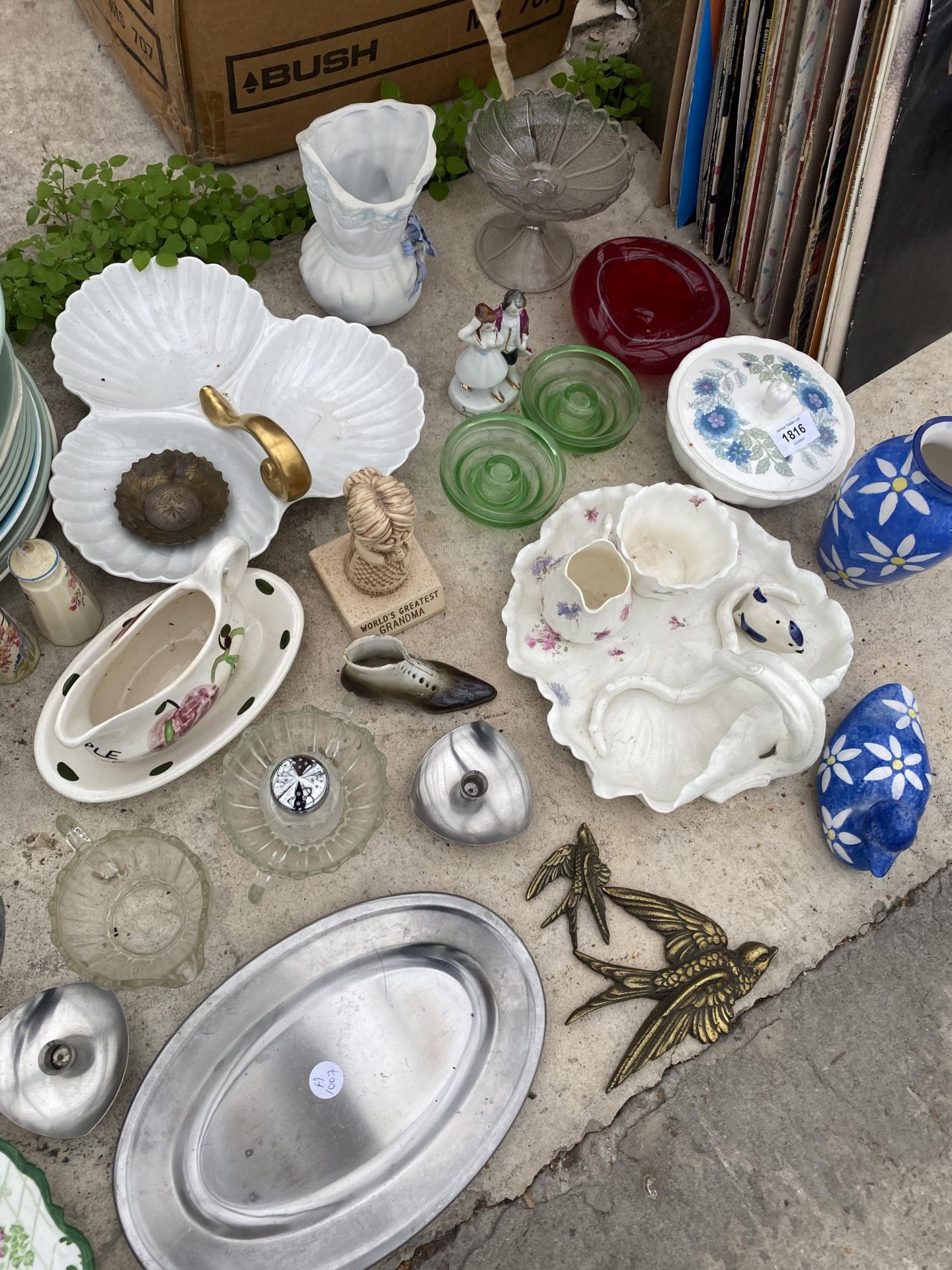 AN ASSORTMENT OF GLASS AND CERAMIC ITEMS TO INCLUDE BOWLS AND VASES ETC - Image 2 of 3