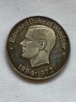 AN ELIZABETH II .925 SILVER COMMEMORATIVE EDWARD DUKE OF WINDSOR 1894-1972 MEDAL, WEIGHT 27.23 GRAMS