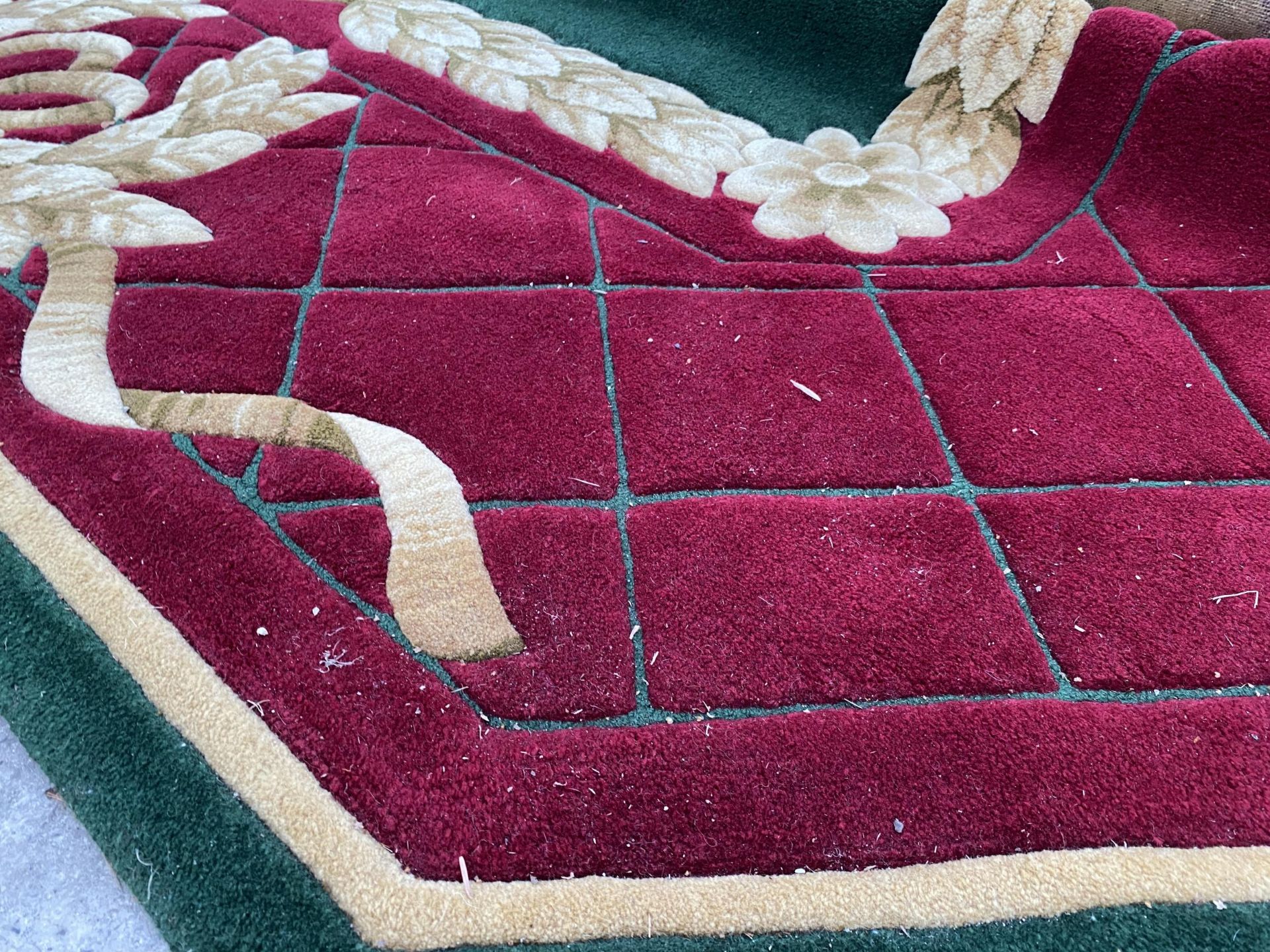 A LARGE OCTAGONAL GREEN, RED AND GOLD 200 OUNCE PURE WOOL RUG, - 423 CM X 271 CM (COST £5000 FROM - Bild 4 aus 4