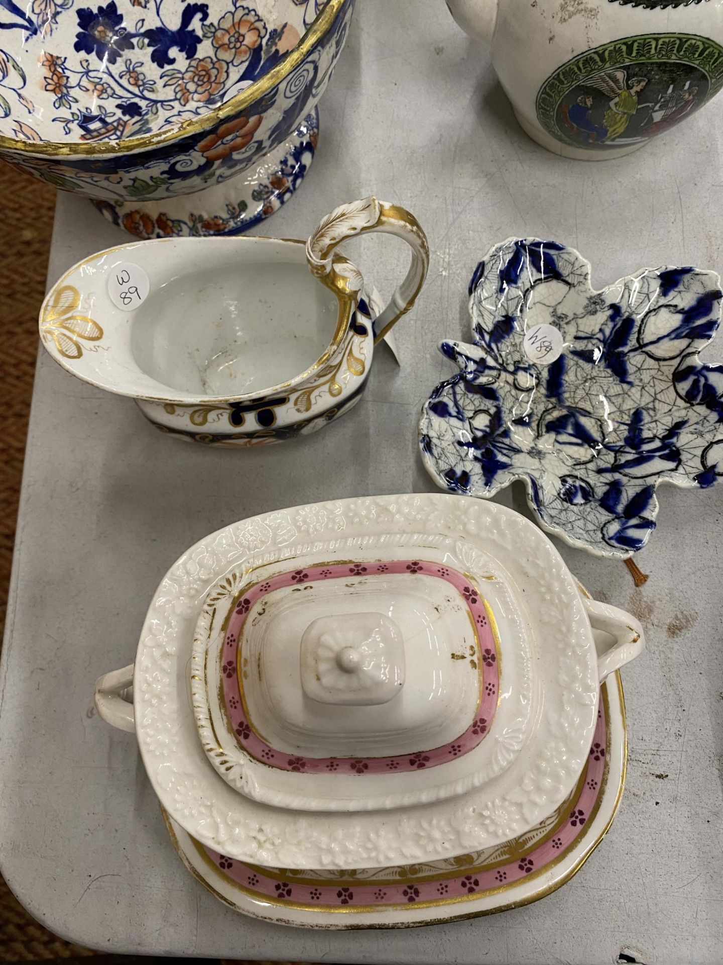 A QUANTITY OF VINTAGE CERAMICS TO INCLUDE A COALPRT LIDDED DISH AND SAUCER, A SERVING TUREEN, FOOTED - Image 2 of 3