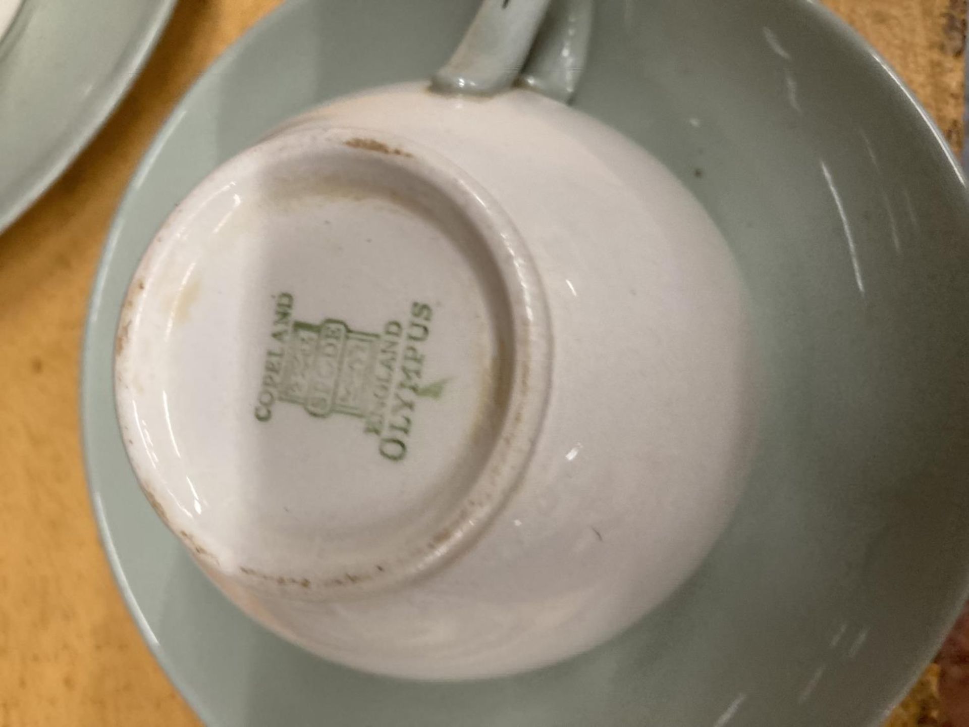 A QUANTITY OF COPELAND SPODE 'OLYMPUS' TO INCLUDE PLATES, A TEAPOT, CUPS, SAUCERS AND SAUCE BOAT - Image 5 of 5