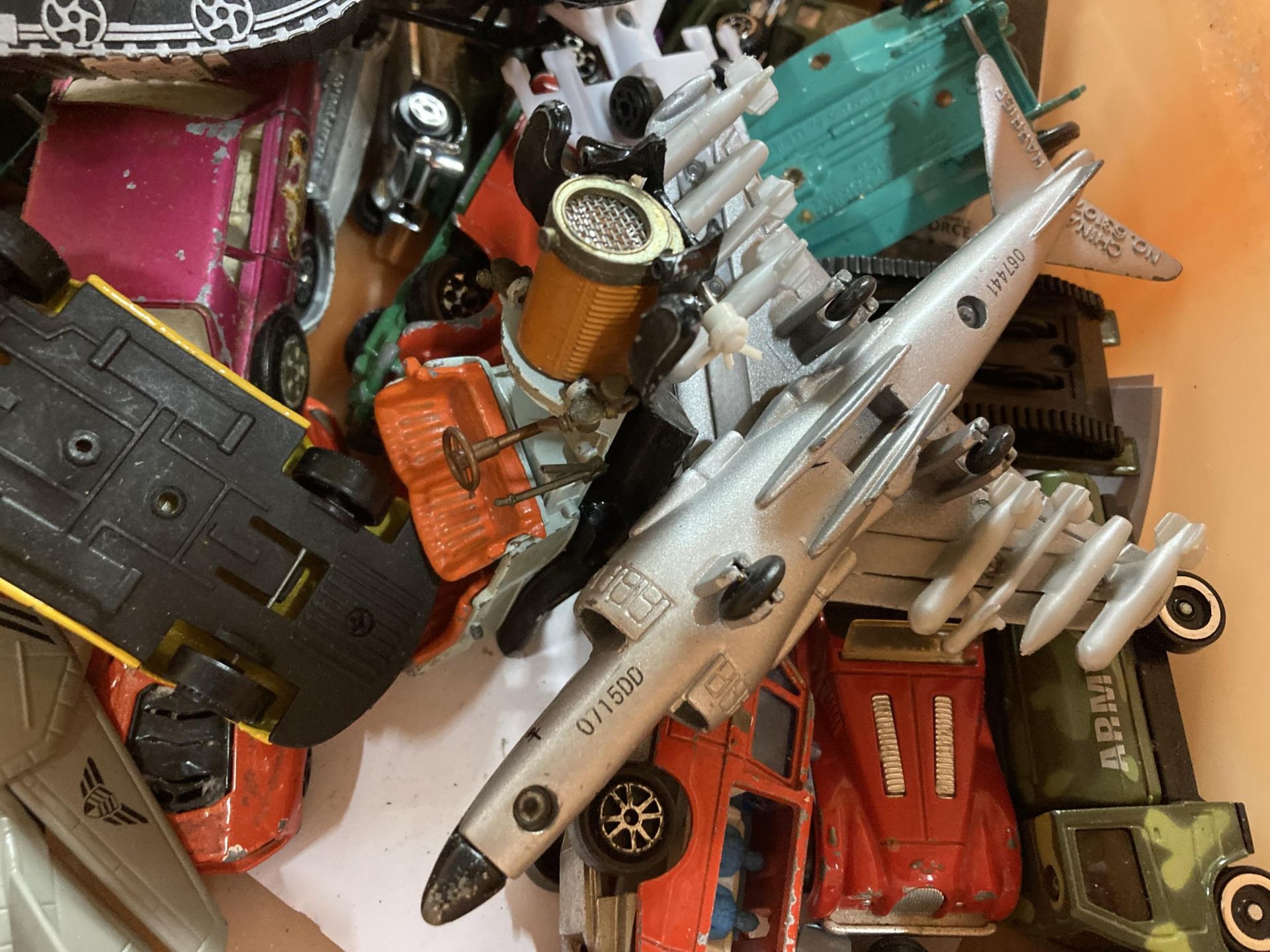 A BOX OF ASSORTED DIECAST AND FURTHER TOY VEHICLES - Image 3 of 5
