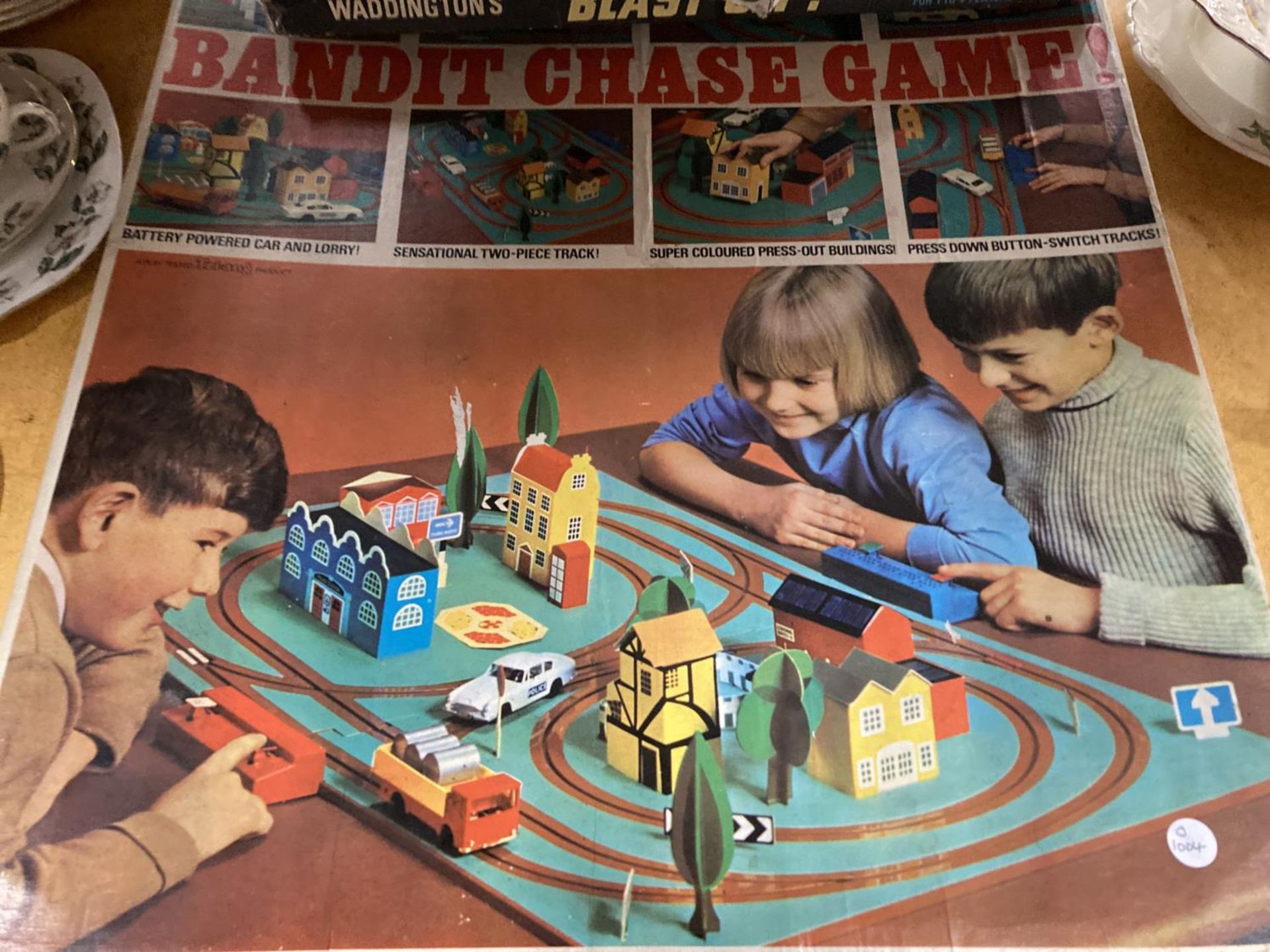 FOUR VINTAGE BOARD GAMES TO INCLUDE 'BANDIT CHASE GAME', MULTI-COLOURED SWAP SHOP, WADDINGTON'S - Image 2 of 3