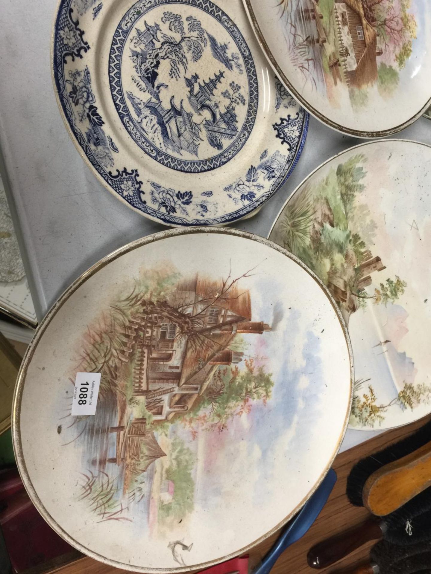 A QUANTITY OF LARGE WALL PLATES WITH PAINTED SCENES, DIAMETER 33CM PLUS TWO BLUE AND WHITE WILLOW - Image 4 of 4