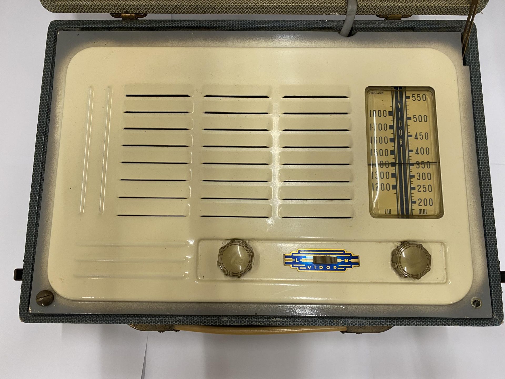 A VINTAGE 'VIDOR' RADIO IN A CASE - Bild 3 aus 4