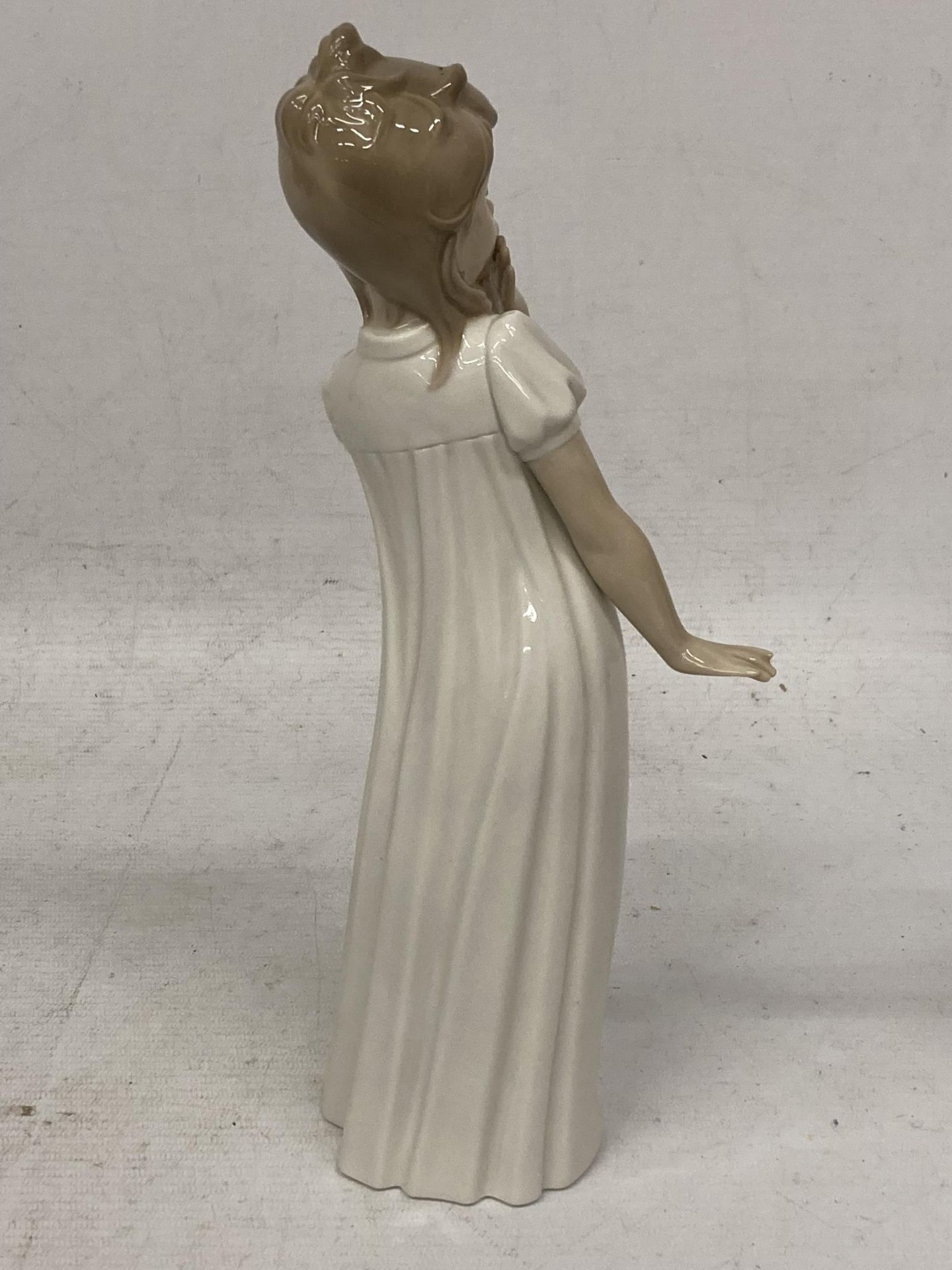 A NAO LLADRO FIGURE OF A GIRL YAWNING - Image 2 of 4