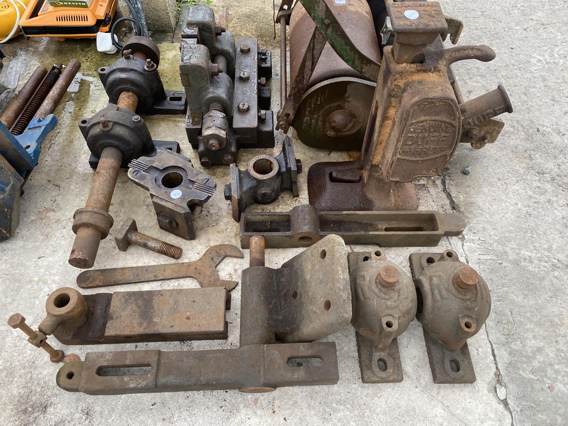 AN ASSORTMENT OF VINTAGE ITEMS TO INCLUDE A LAWN MOWER, A BOTTLE JACK AND BRACKETS ETC - Image 2 of 2