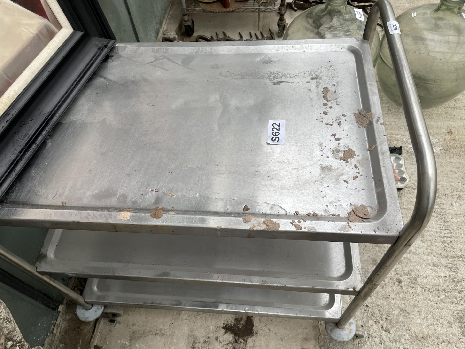 A THREE TIER STAINLESS STEEL FOUR WHEELED TROLLEY - Bild 2 aus 2