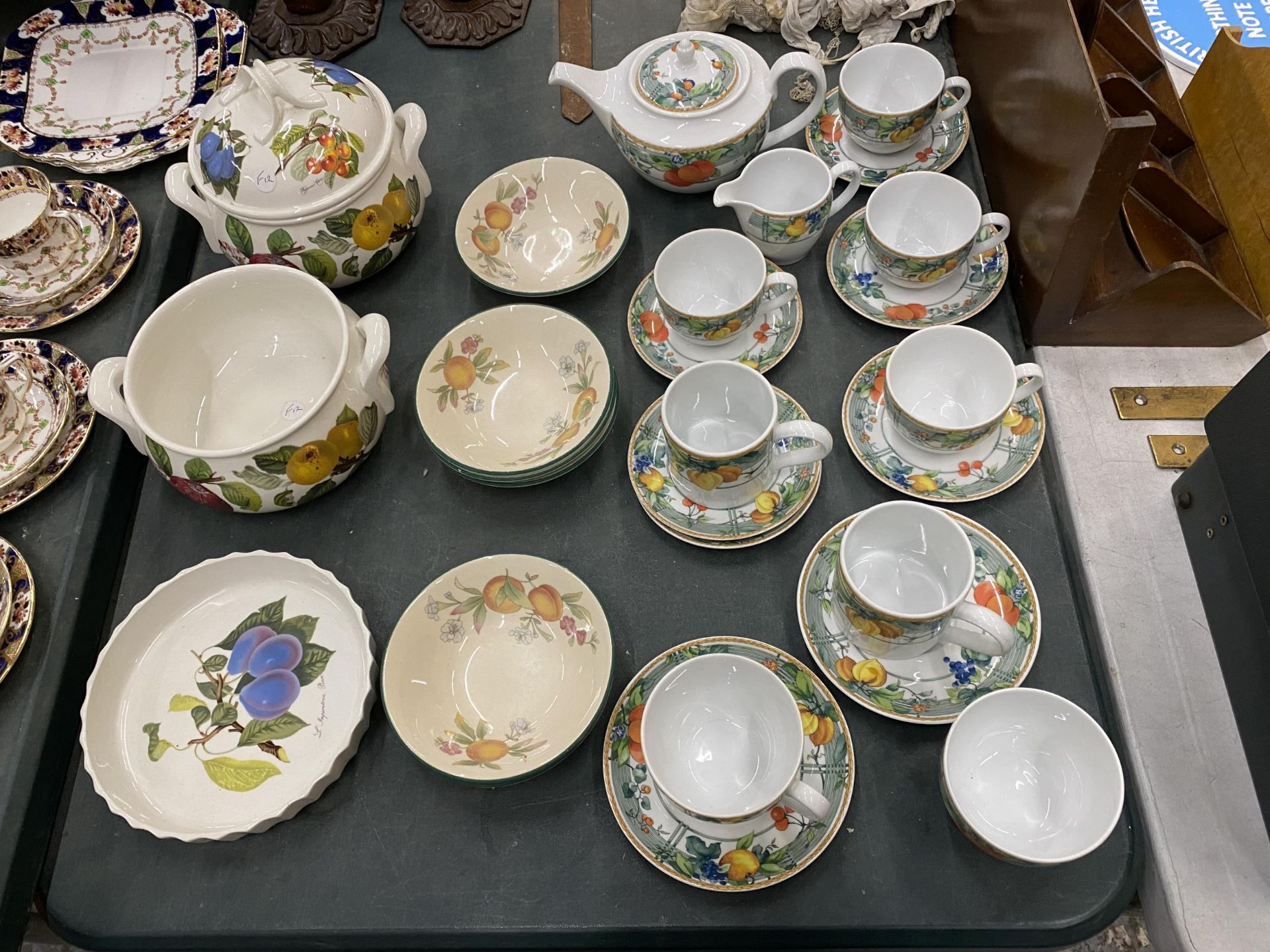 A QUANTITY OF CERAMIC DINNERWARE ITEMS TO INCLUDE PORTMEIRION 'POMONA' SERVING DISHES AND A FLAN