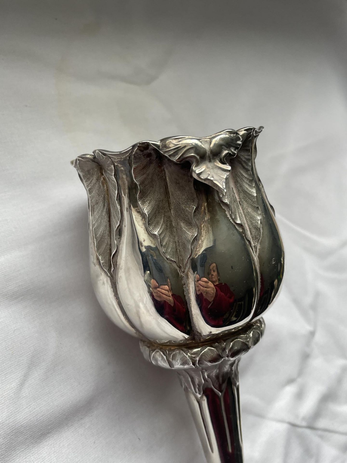 A GEORGIAN HALLMARKED SILVER TWO PIECE ROSE DESIGN FUNNEL, MARKS INDISTINCT, WEIGHT 131 GRAMS - Image 8 of 18