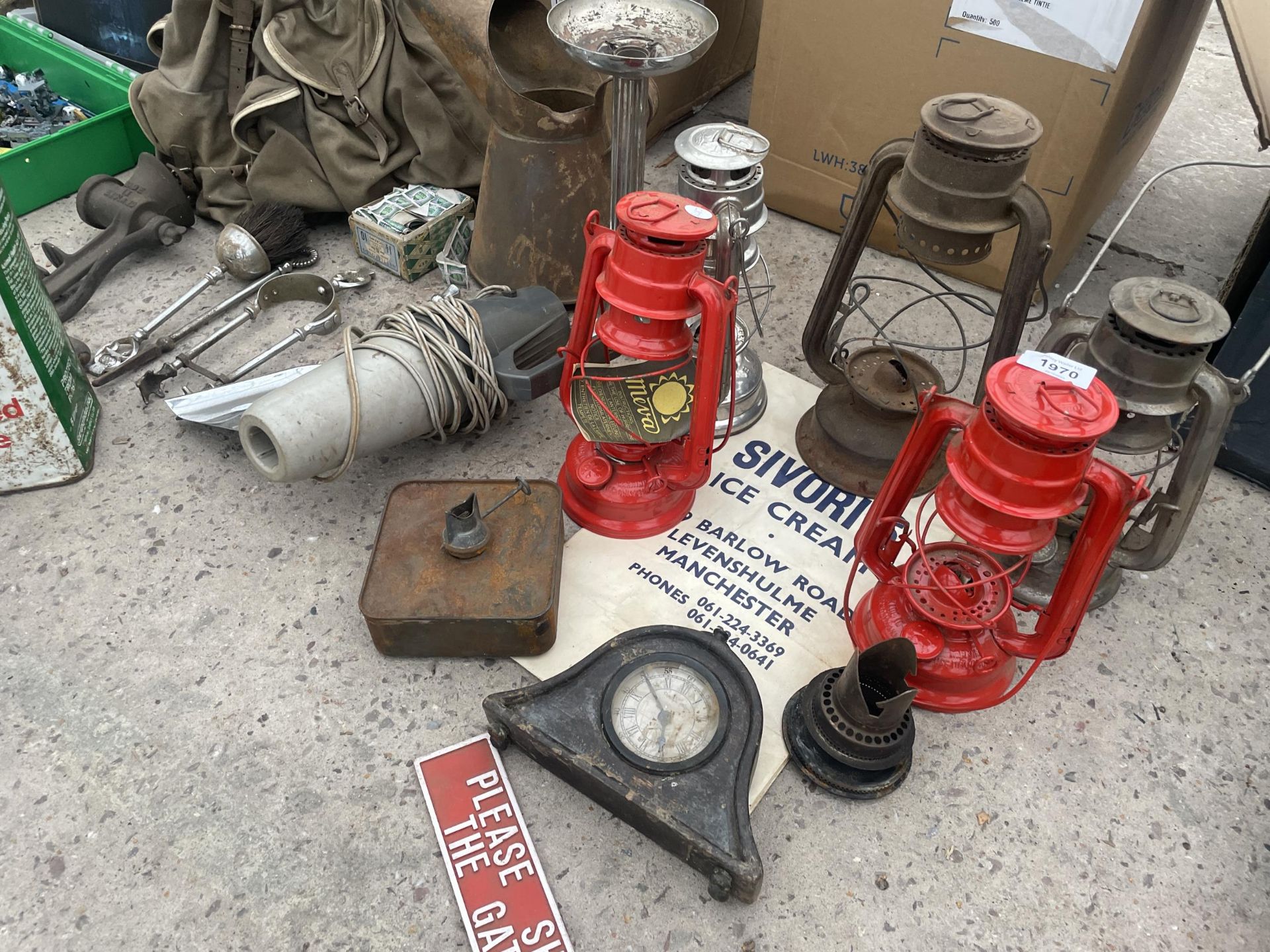 AN ASSORTMENT OF ITEMS TO INCLUDE COMPANION ITEMS, AN OIL JUG AND OIL LANTERNS ETC - Bild 2 aus 3