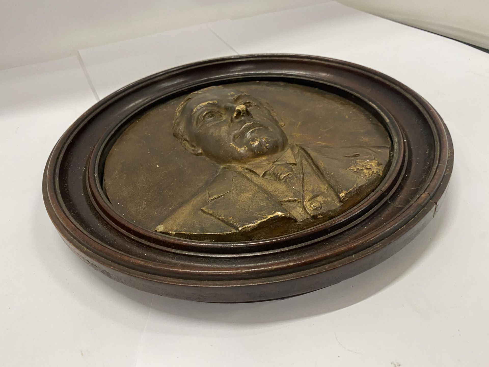 A VINTAGE WOODEN WALL PLAQUE WITH AN IMAGE OF THE RIGHT HON. JOSEPH CHAMBERLAIN (FRED WINTER - Image 2 of 3