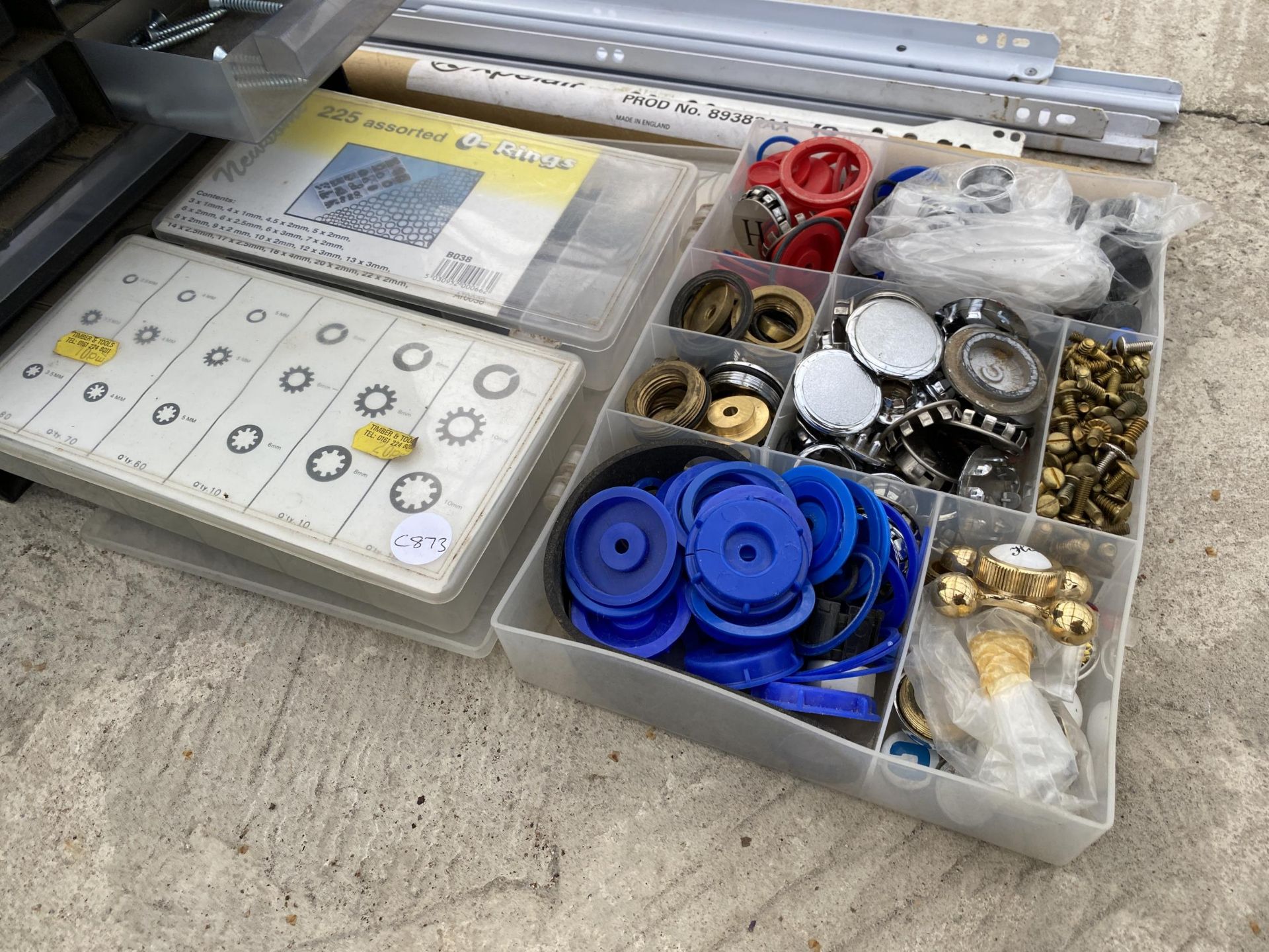 AN ASSORTMENT OF HARDWARE TO INCLUDE SCREWS AND WASHERS ETC - Bild 3 aus 4